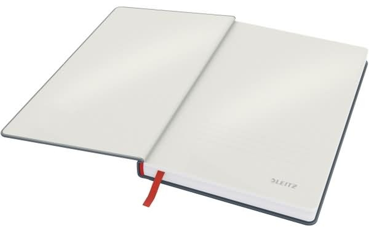 Ein offenes, graues Notizbuch mit blanko weißen Seiten und einem roten Lesezeichen auf weißem Hintergrund.