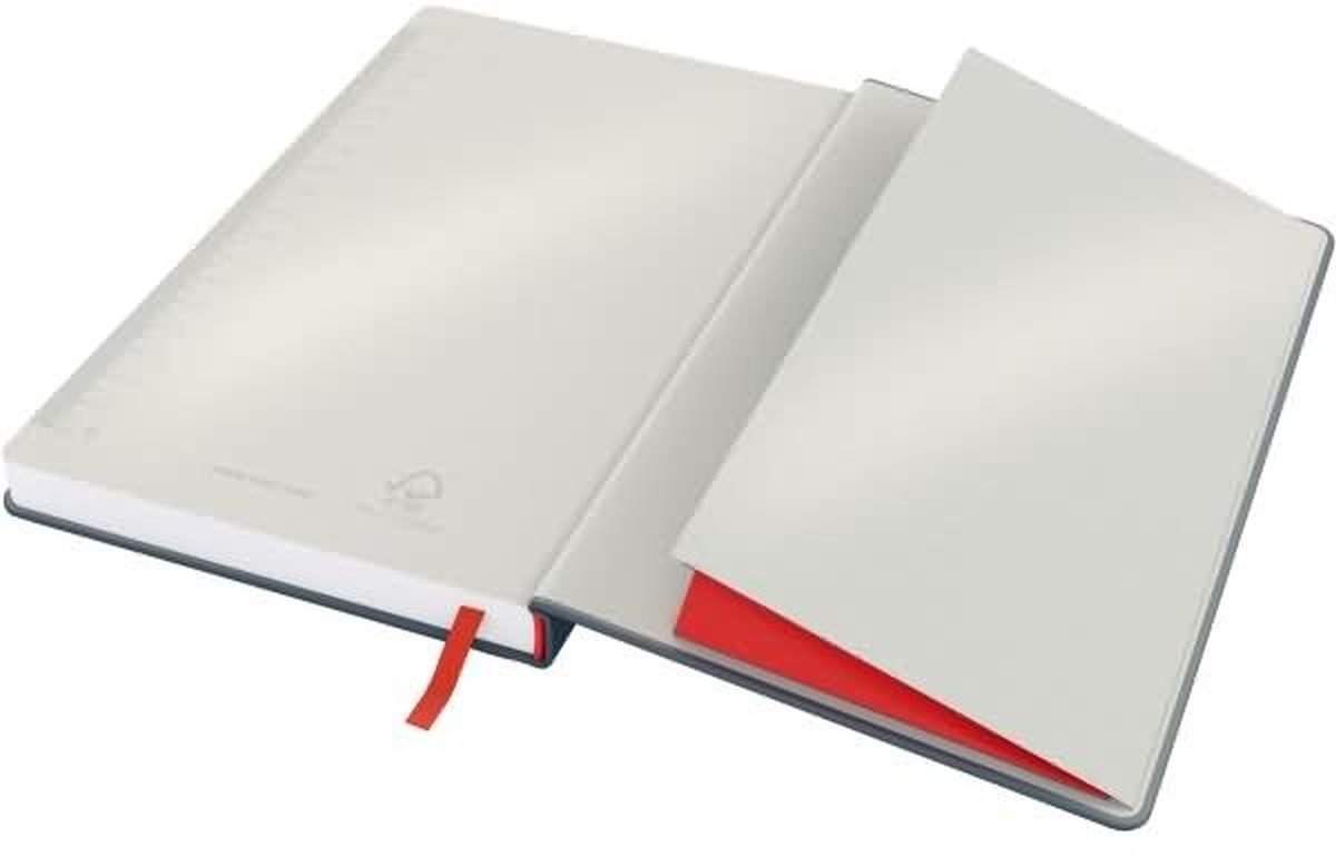 Ein offenes graues Notizbuch mit einer roten Lasche und einem roten Einleger im hinteren Deckel.