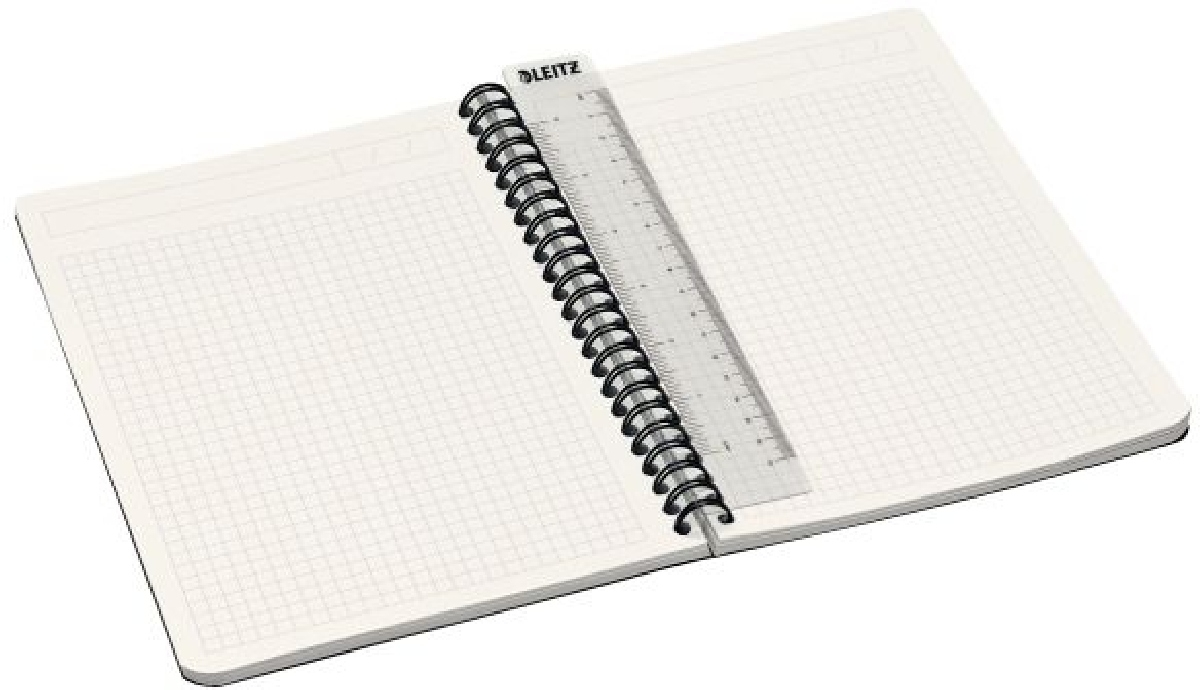 Ein offenes kariertes Spiralnotizbuch mit einem klaren Lineal auf den Ringen.