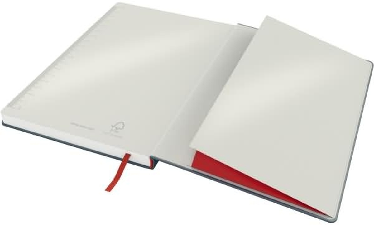 Ein offenes dunkelgraues Notizbuch mit leeren weißen Seiten, einem roten Lesezeichen und einem eingelegten Heft.