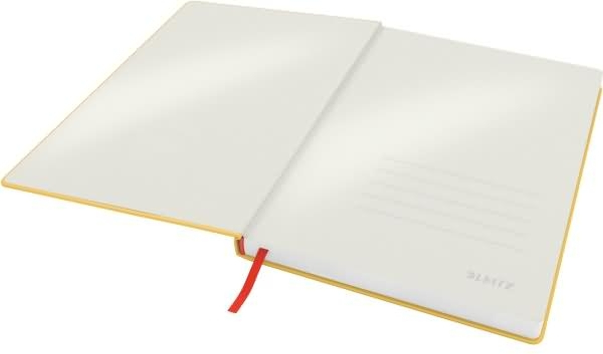 Ein offenes gelbes Notizbuch mit blanken Seiten und einem roten Lesebändchen auf weißem Hintergrund.
