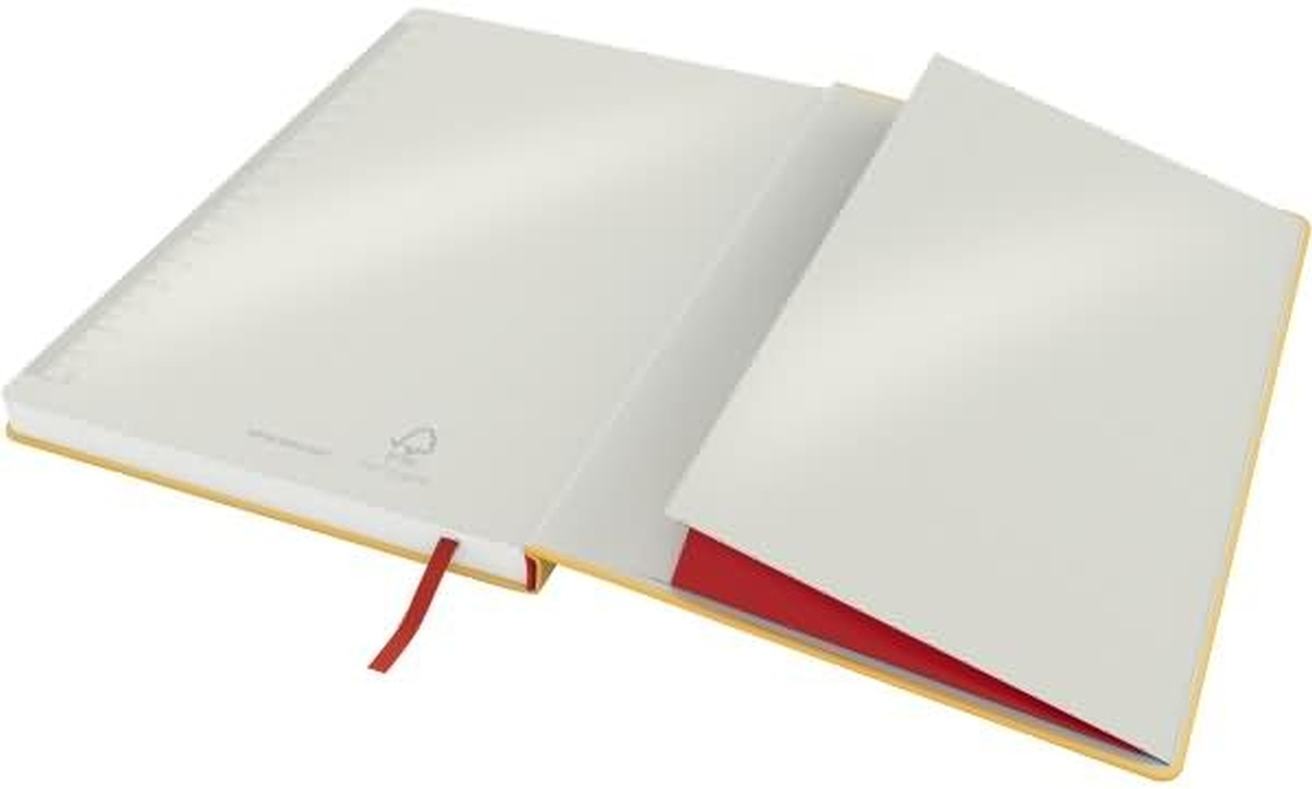 Ein offenes gelbes Notizbuch mit weißem Papier und einem roten Lesezeichen vor weißem Hintergrund.