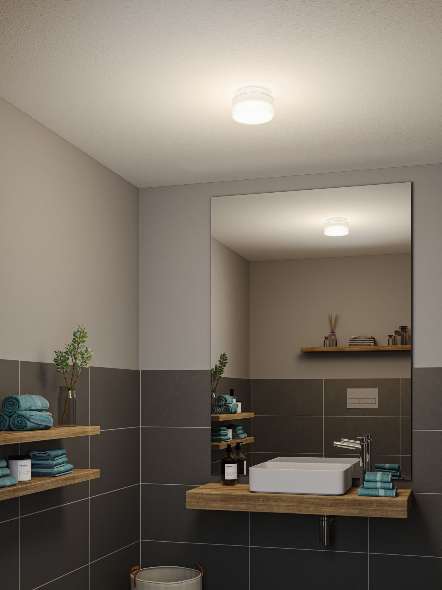 Modernes Badezimmer mit weißem Waschbecken, großem Spiegel, Holzregalen und blauen Handtüchern.