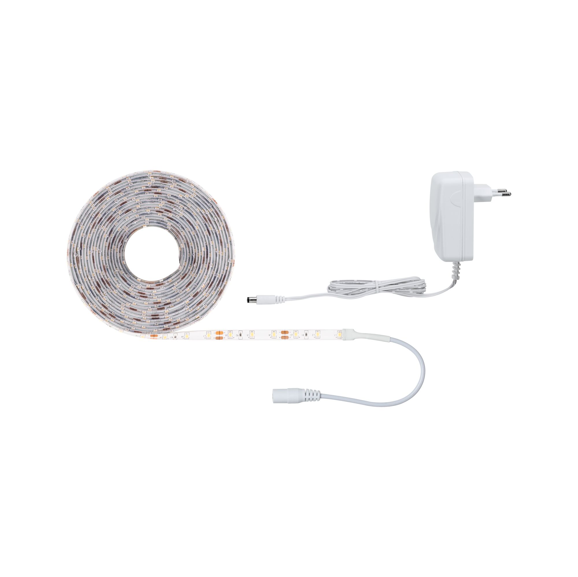 Aufgerollter LED-Streifen mit weißem Netzkabel und Stecker auf weißem Hintergrund.