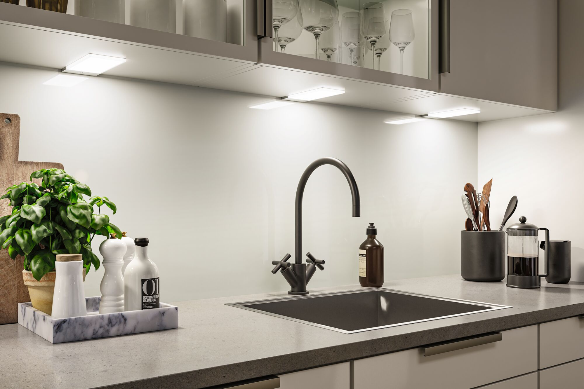 Moderne Küche mit schwarzer Spüle, Armatur, Gläsern und Kräutertopf unter LED-Unterschrankbeleuchtung.