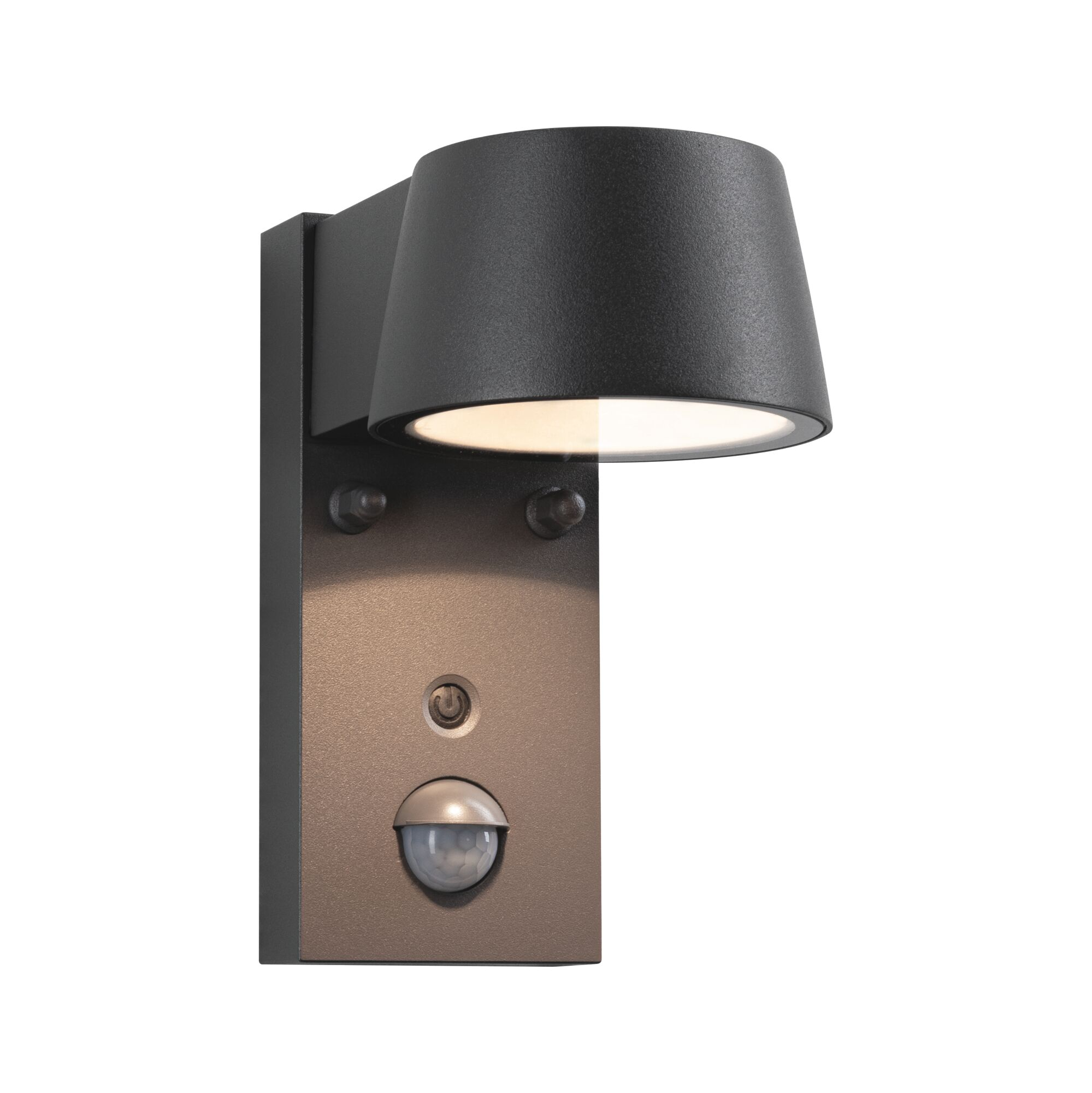 Nowoczesna czarna zewnętrzna lampa ścienna z kloszem skierowanym w dół, czujnikiem i przyciskiem zasilania na białym tle.