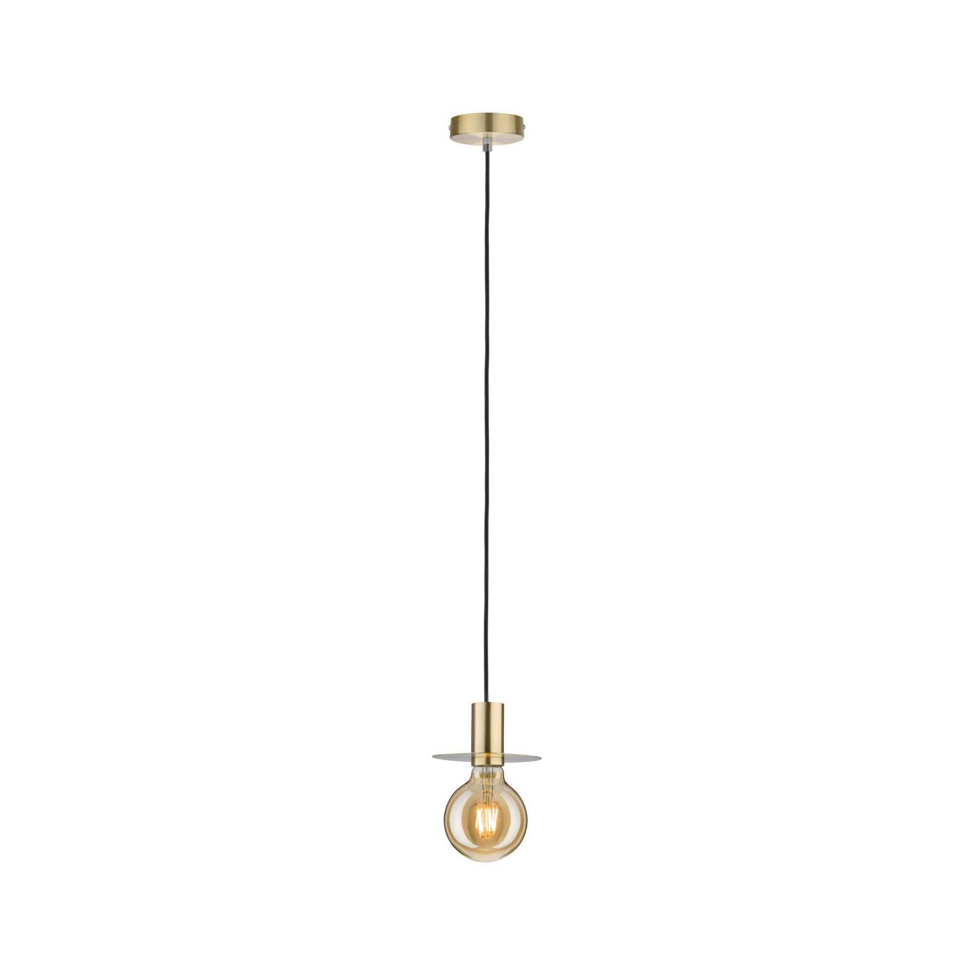 Eine goldene Hängeleuchte mit einem schwarzen Kabel und einer runden Glühbirne auf weißem Hintergrund.