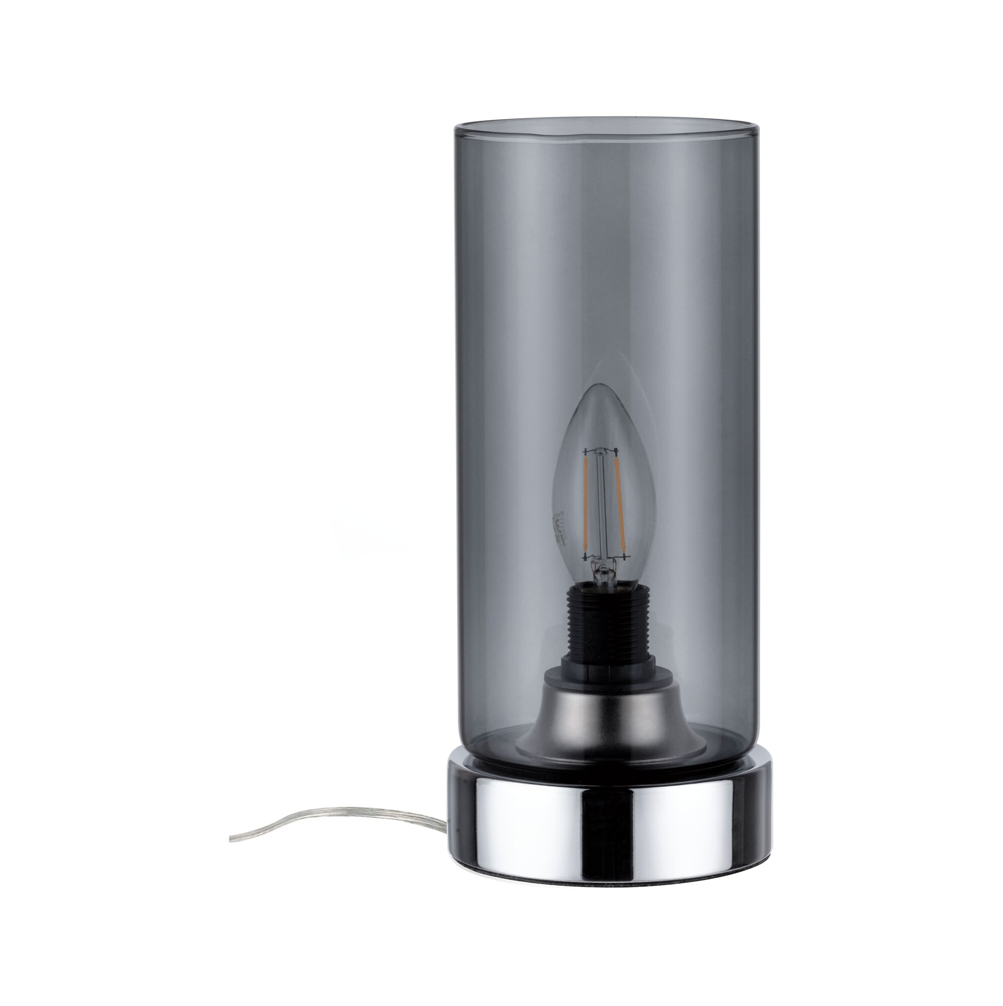 Nowoczesna lampa stołowa z cylindrem z dymionego szkła i błyszczącą chromowaną podstawą na białym tle.