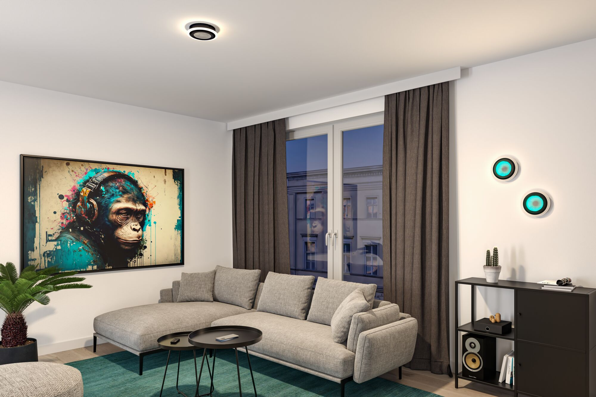 Moderne Wohnzimmereinrichtung mit grauer Couch, Affenbild an der Wand und Fenstern mit Vorhängen bei Nacht.