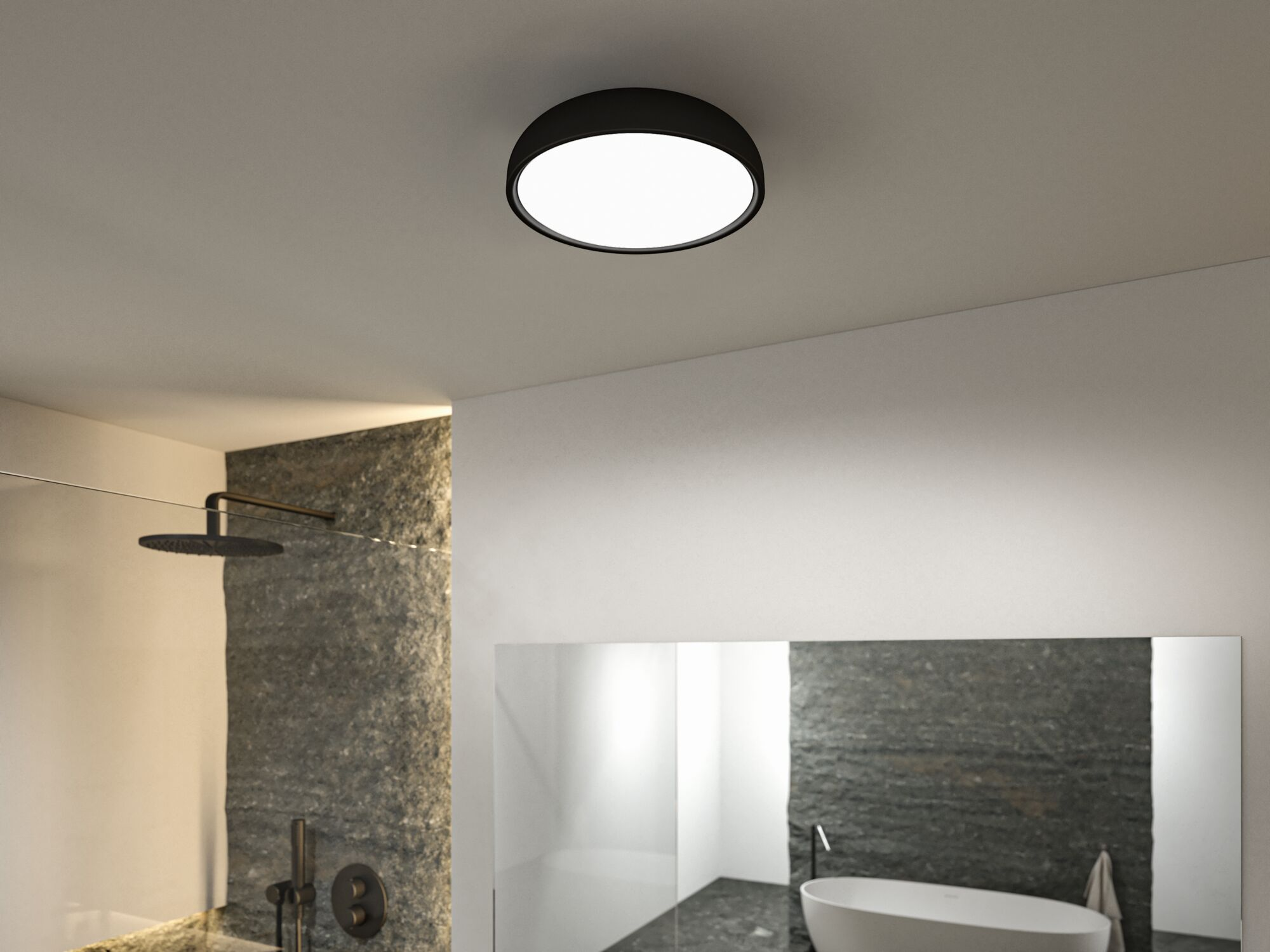 Moderne runde Deckenlampe in einem eleganten Badezimmer mit Steinwand und Badewanne.
