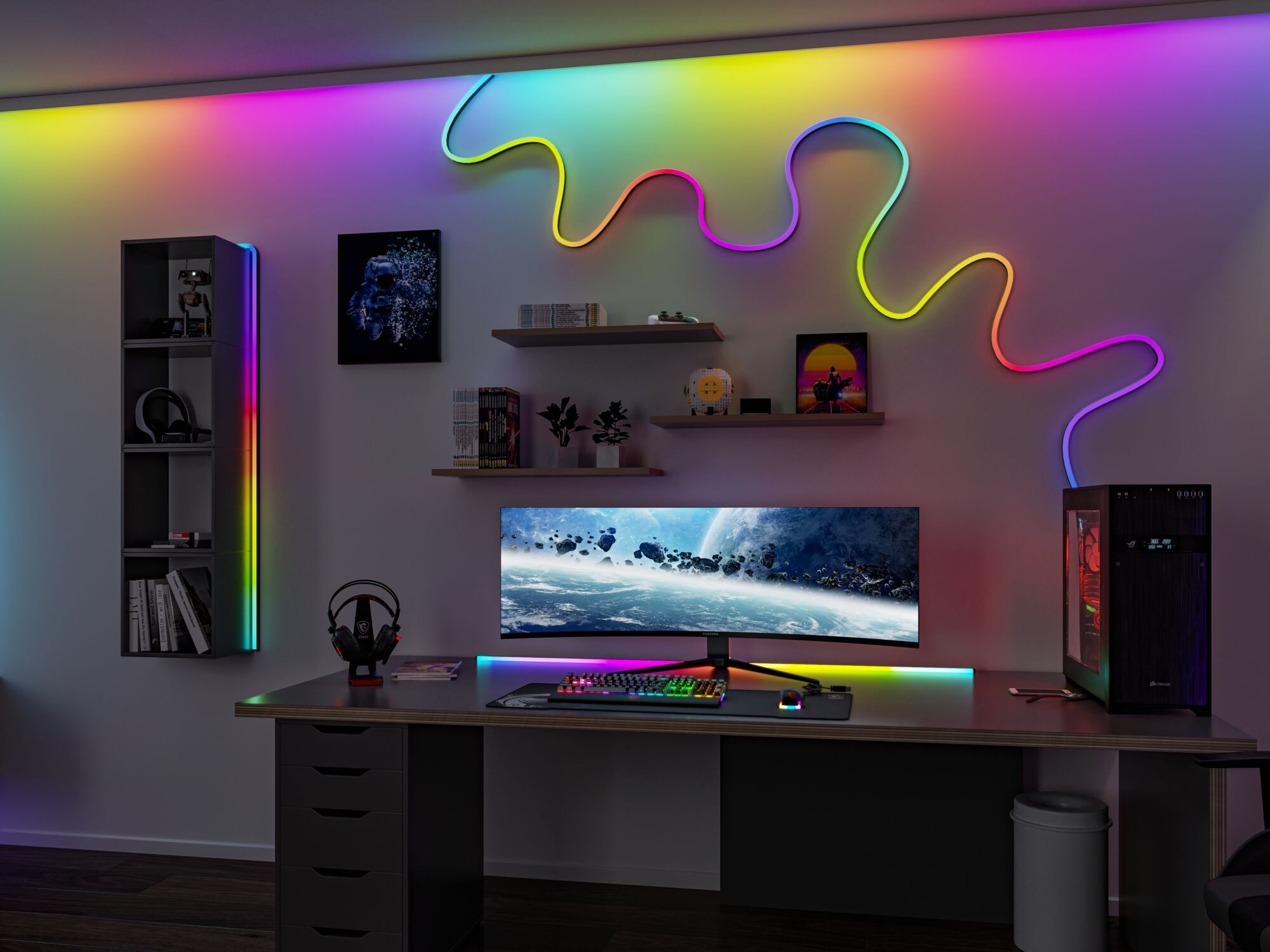 Ein modernes Gaming-Setup mit einem breiten Curved-Monitor, bunten LED-Wandleuchten, Tastatur und PC-Tower.