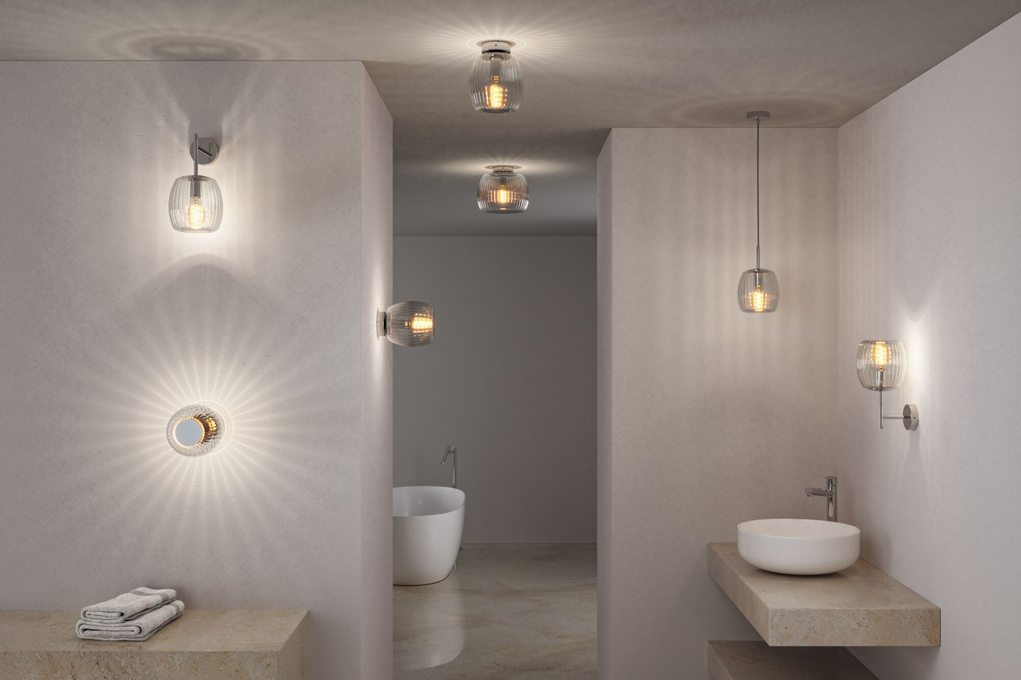 Moderne Beleuchtung mit gerippten Glasleuchten in einem hellen Badezimmer mit Badewanne und Waschbecken.
