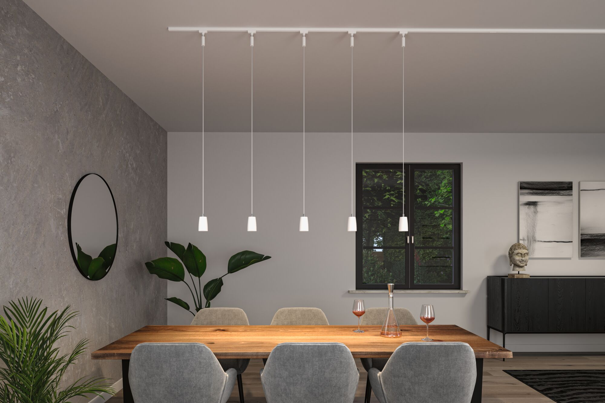 Moderne Pendelleuchten über einem Holzesstisch mit Stühlen und Dekoration in einem minimalistischen Esszimmer.