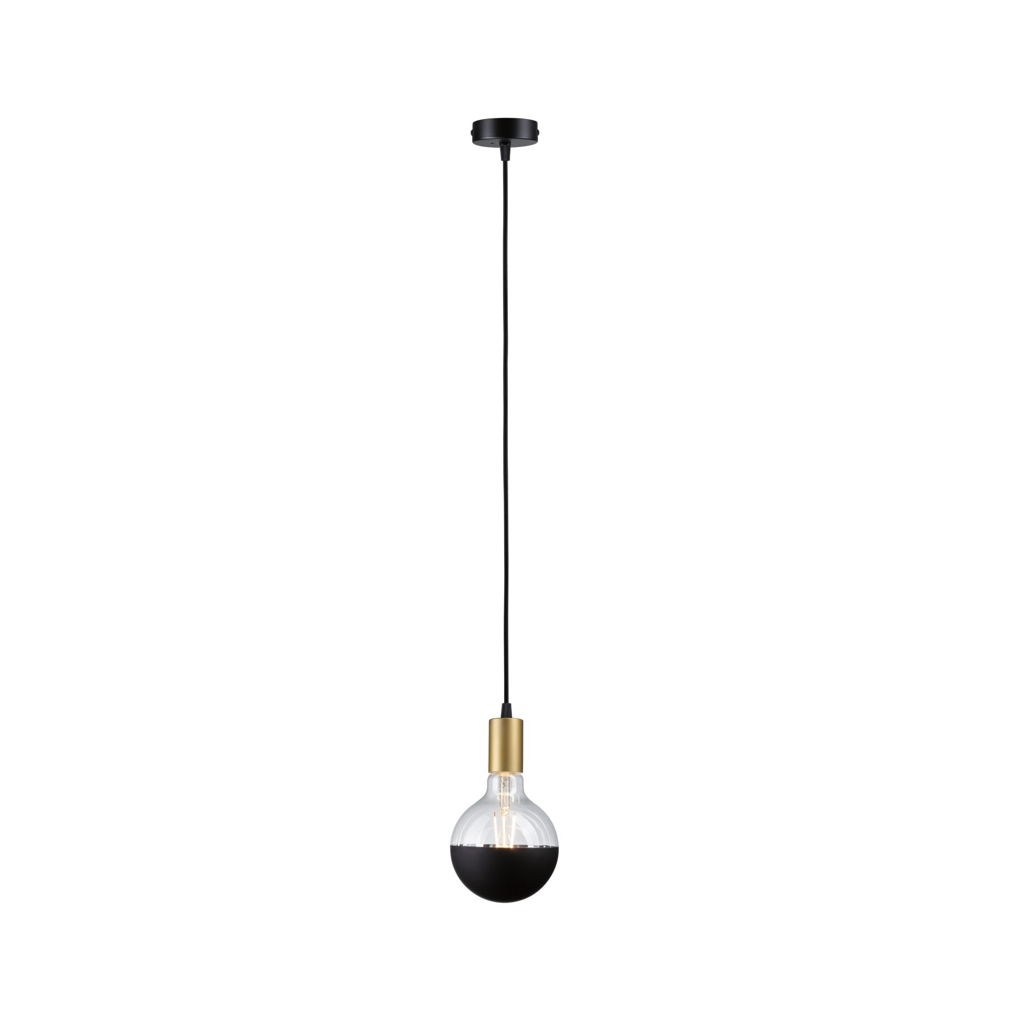 Eine schwarze Pendelleuchte mit goldener Fassung und einer halb schwarz lackierten Glühbirne auf weißem Grund.