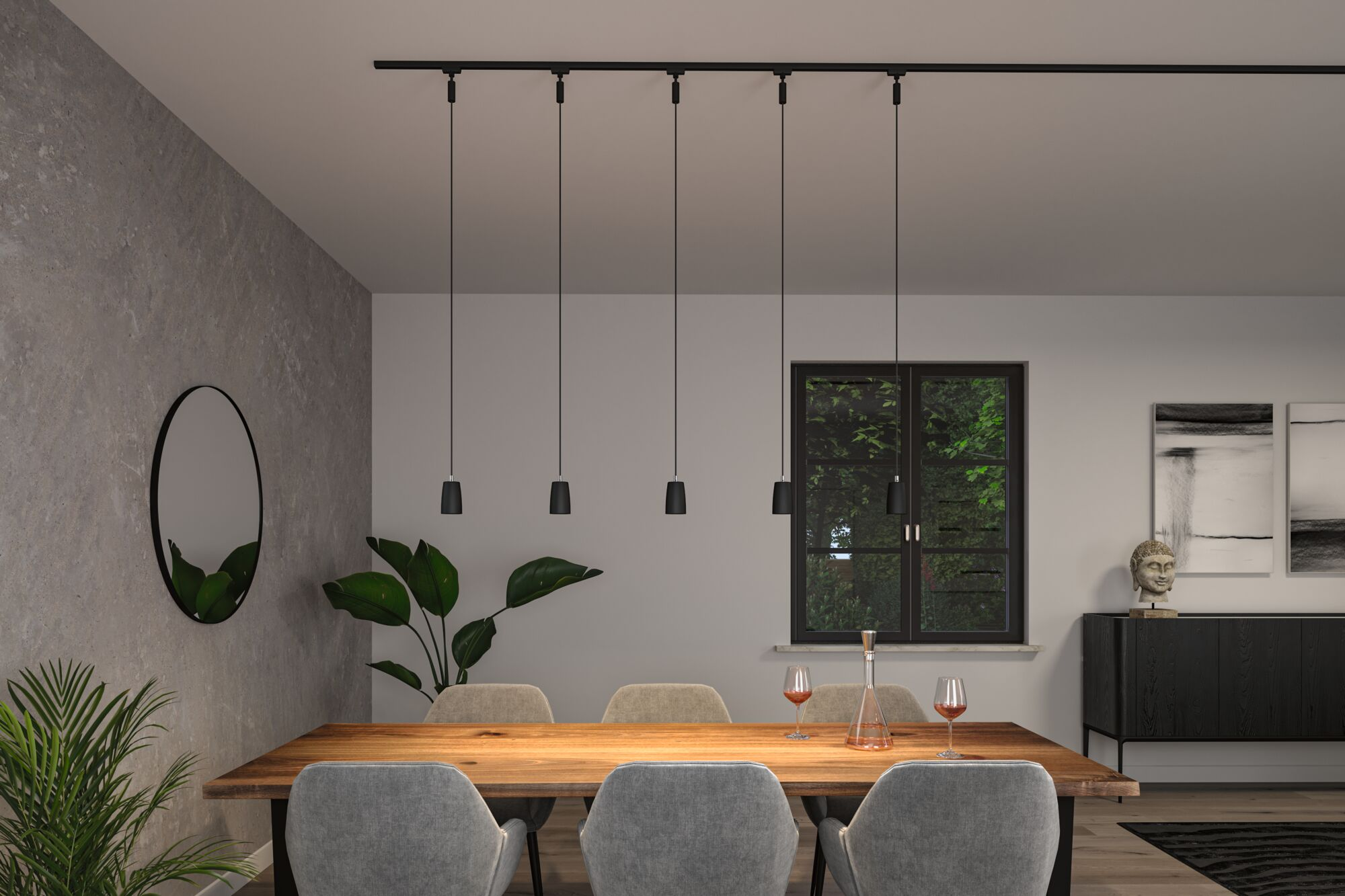 Esszimmer mit Holztisch, grauen Stühlen, fünf schwarzen Pendelleuchten, Weinflaschen und grünem Pflanzendekor.