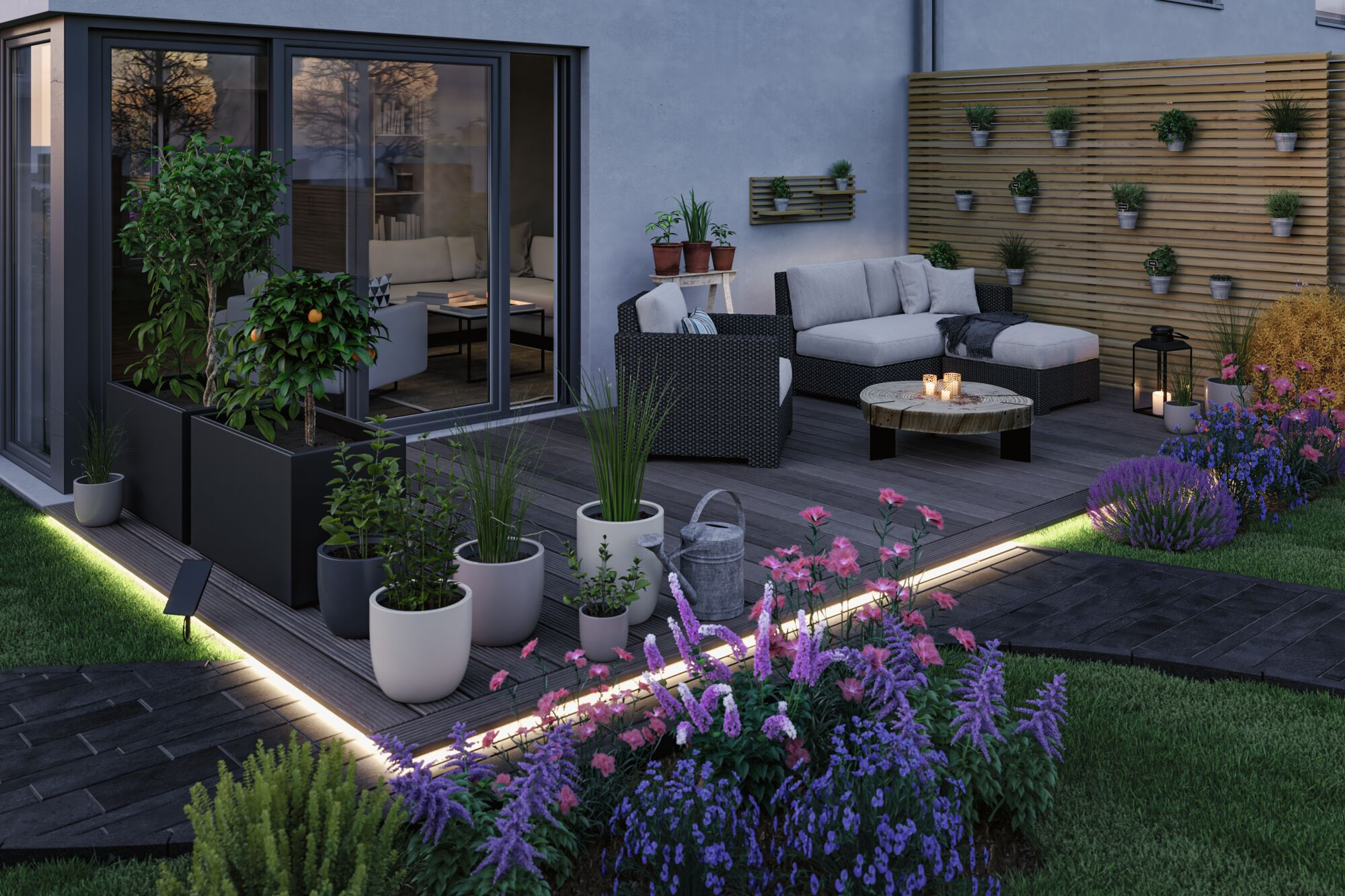 Beleuchtete, moderne Holzterrasse mit Topfpflanzen, bequemen Gartenmöbeln und einer Holz-Sichtschutzwand.