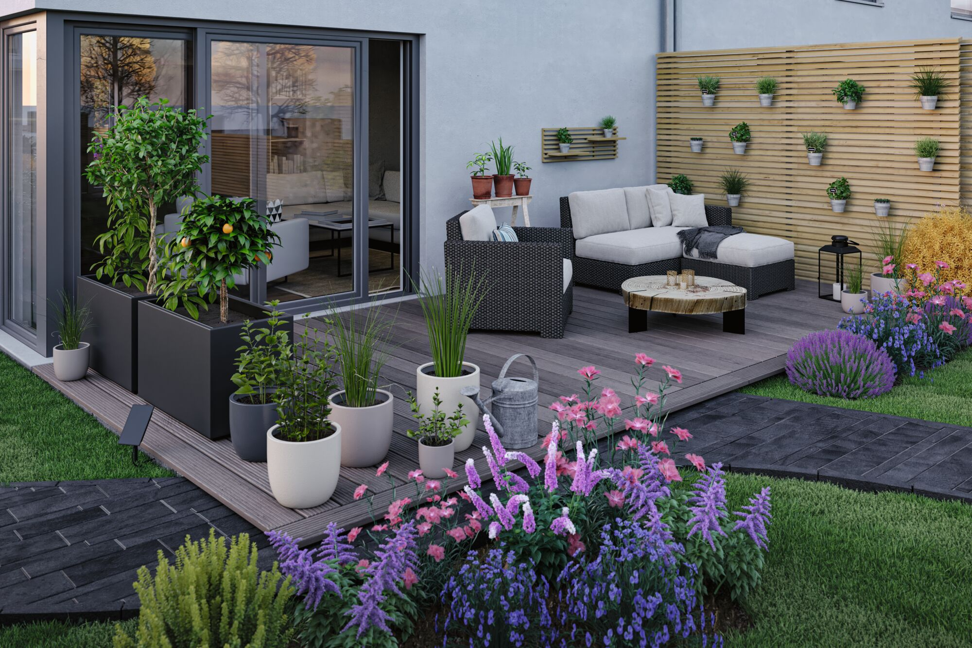 Moderne Holzterrasse mit gemütlichen Loungemöbeln, Topfpflanzen, Wandbegrünung und bunten Blumenbeeten im Garten.