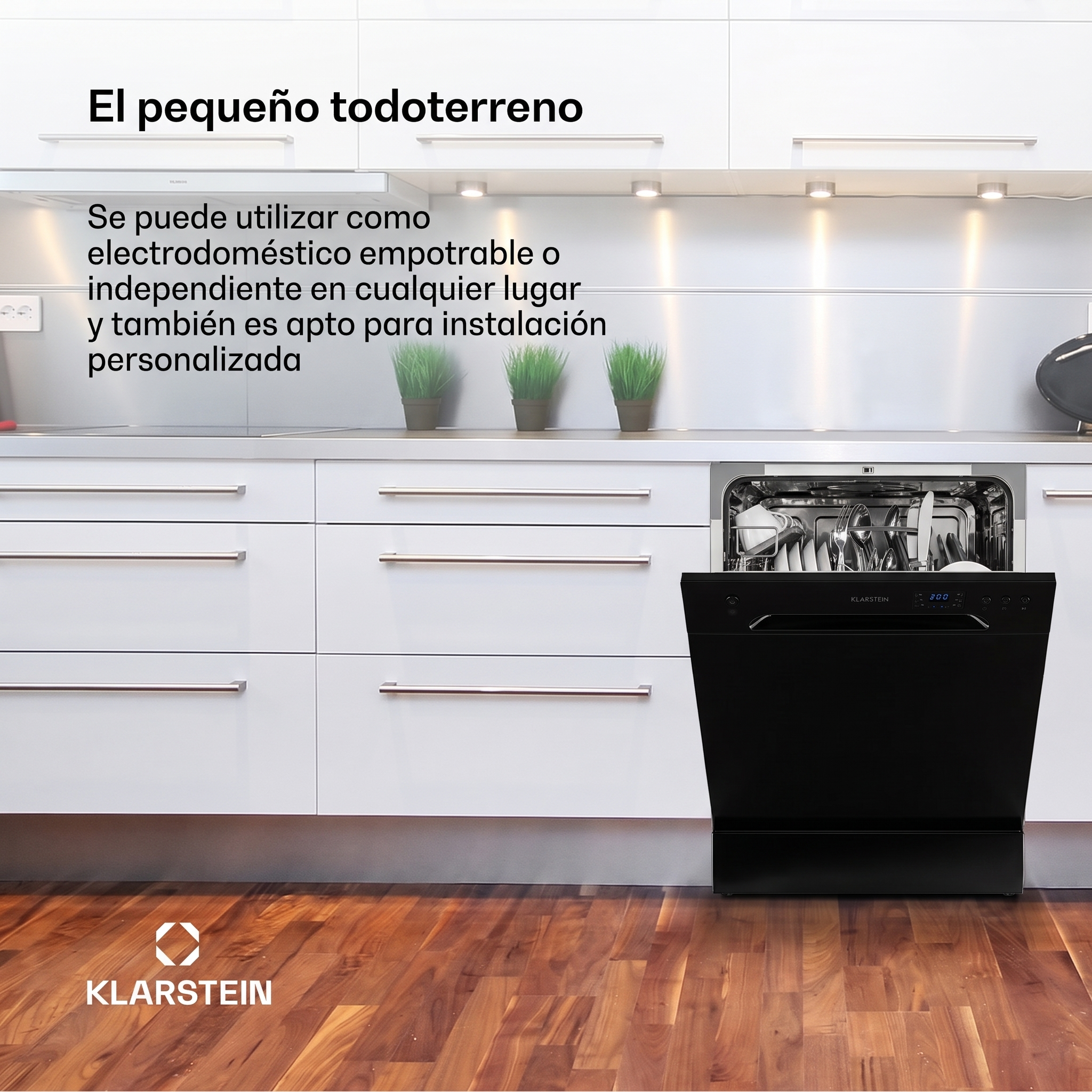 Un lavavajillas negro empotrable en un mueble blanco con suelo de madera, abierto y con vajilla.