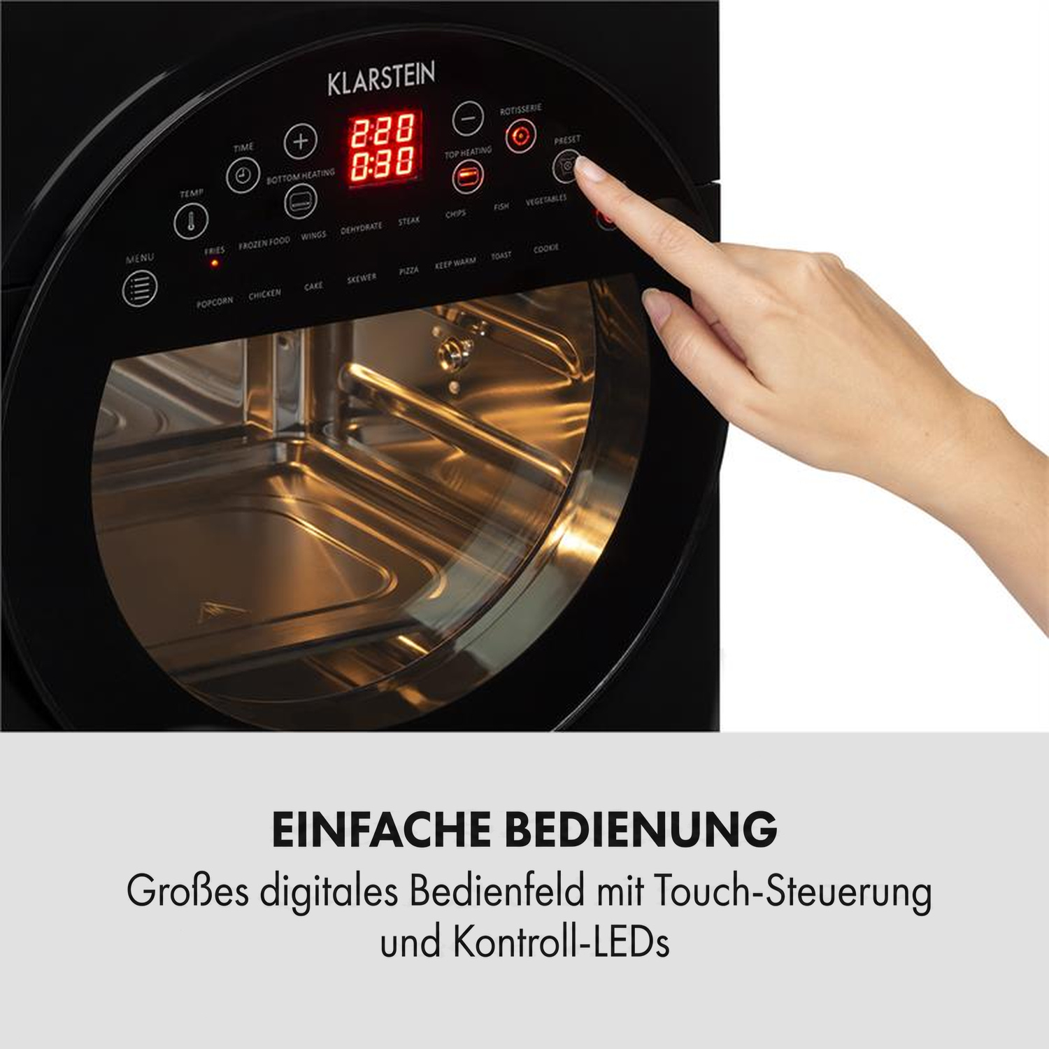 Eine Hand tippt auf das digitale Touch-Bedienfeld einer schwarzen Klarstein Heißluftfritteuse.
