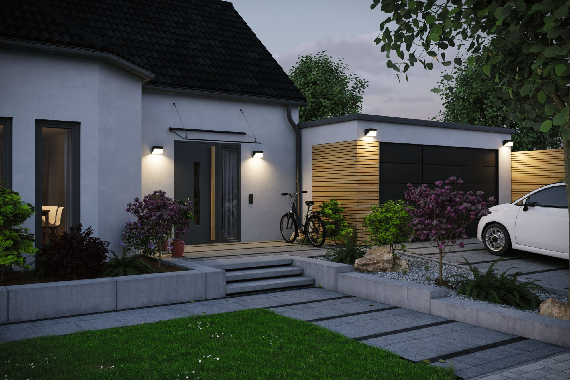 Moderne weiße Hausfassade mit Garage, beleuchtetem Eingangsbereich, Fahrrad, Pflanzen und parkendem Auto.