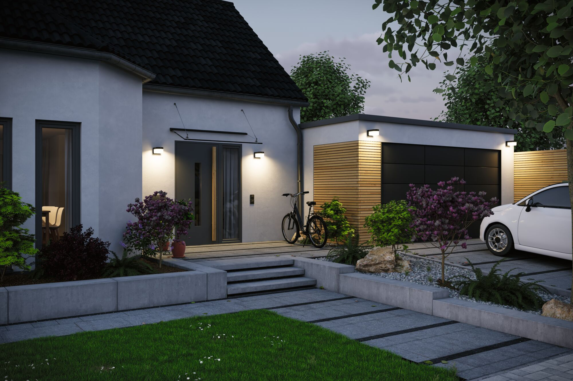 Moderne weiße Fassade mit beleuchtetem Eingang, Fahrrad, Garage und einem weißen Auto im Vorgarten bei Dämmerung.