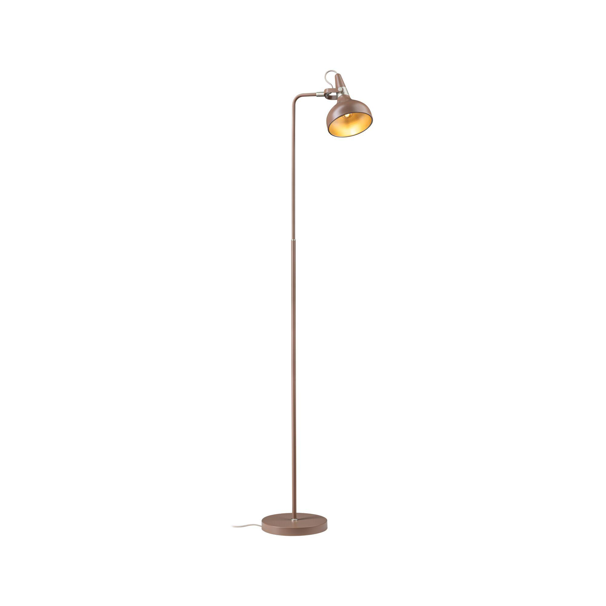Eine schlanke, braune Stehlampe mit rundem Fuß und goldenem Lampenschirm auf weißem Hintergrund.