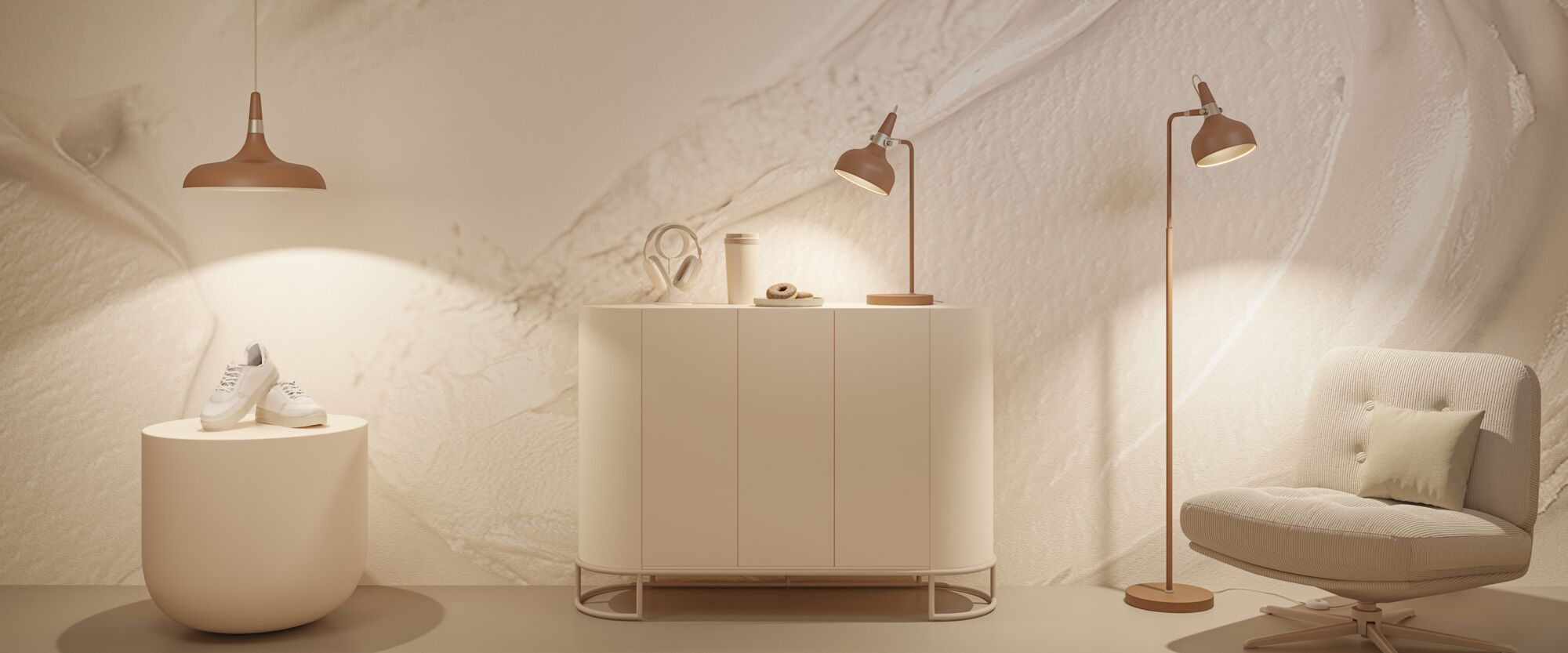 Ein minimalistisches beige Interieur mit Schrank, Sesseln, Lampen und Deko vor strukturierter Wand.