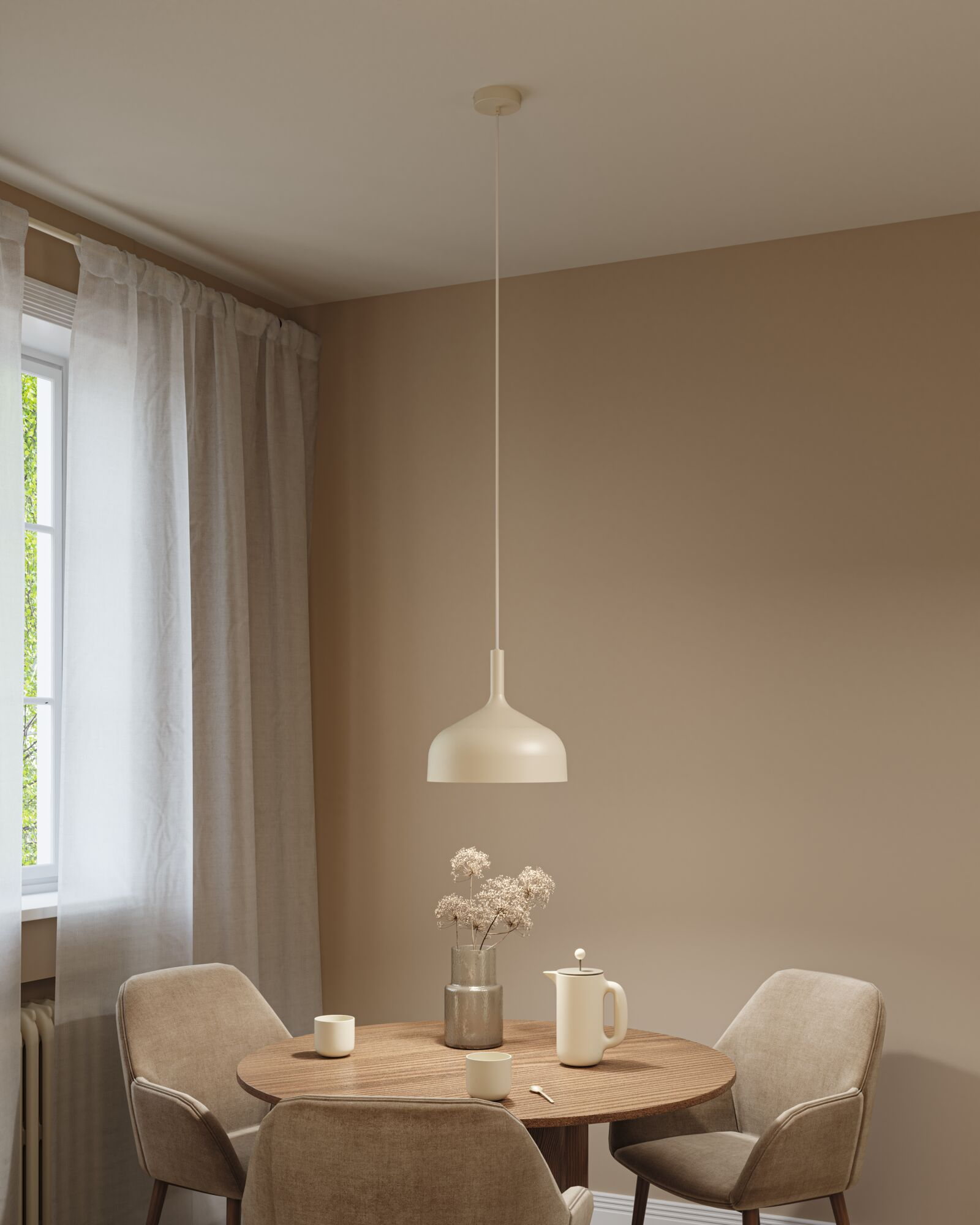 Eine Pendelleuchte hängt über einem Holztisch mit Stühlen, einer Vase und Bechern vor einer beigen Wand.