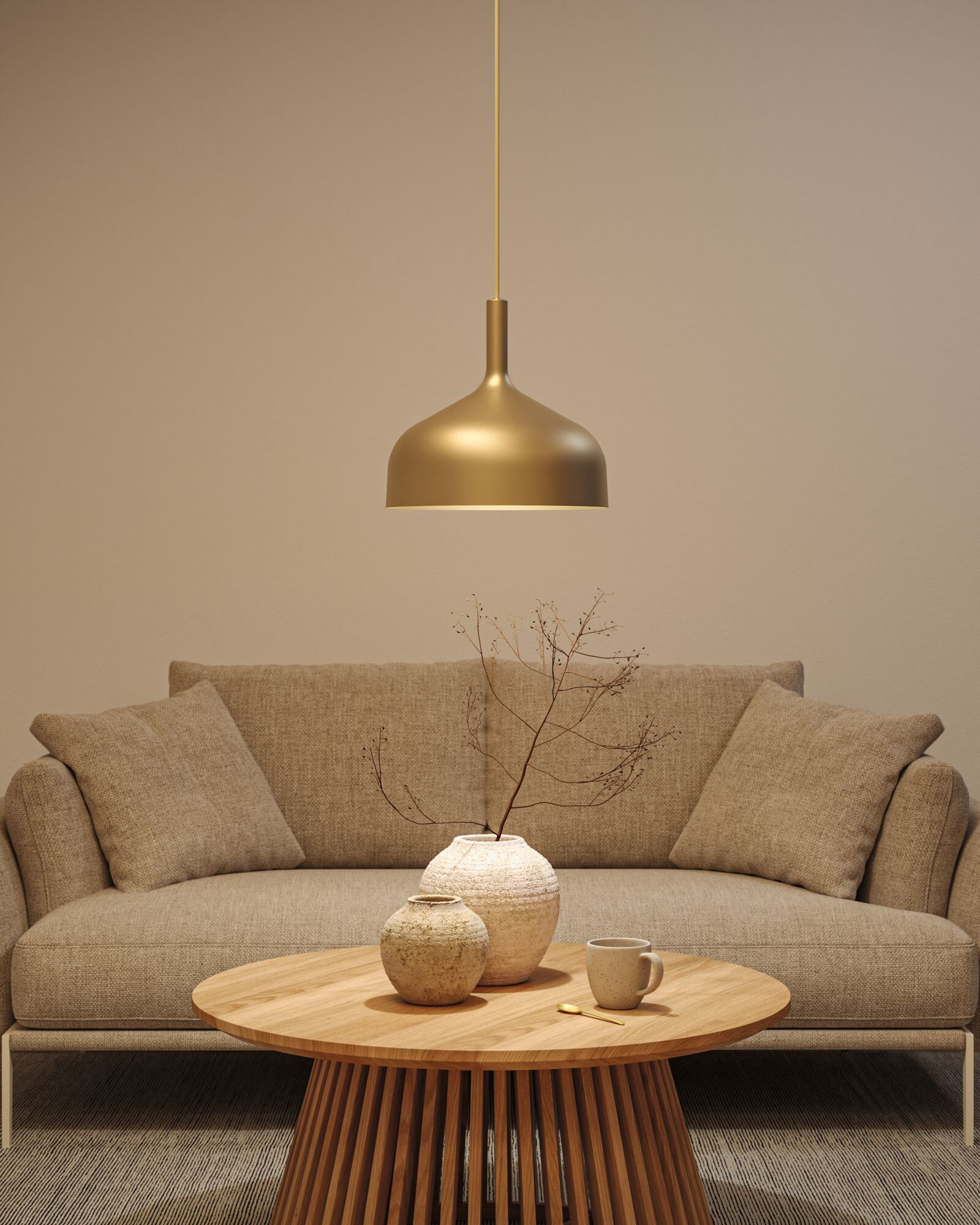 Eine goldene Hängeleuchte erhellt einen Holztisch mit Vasen vor einem beigen Sofa.