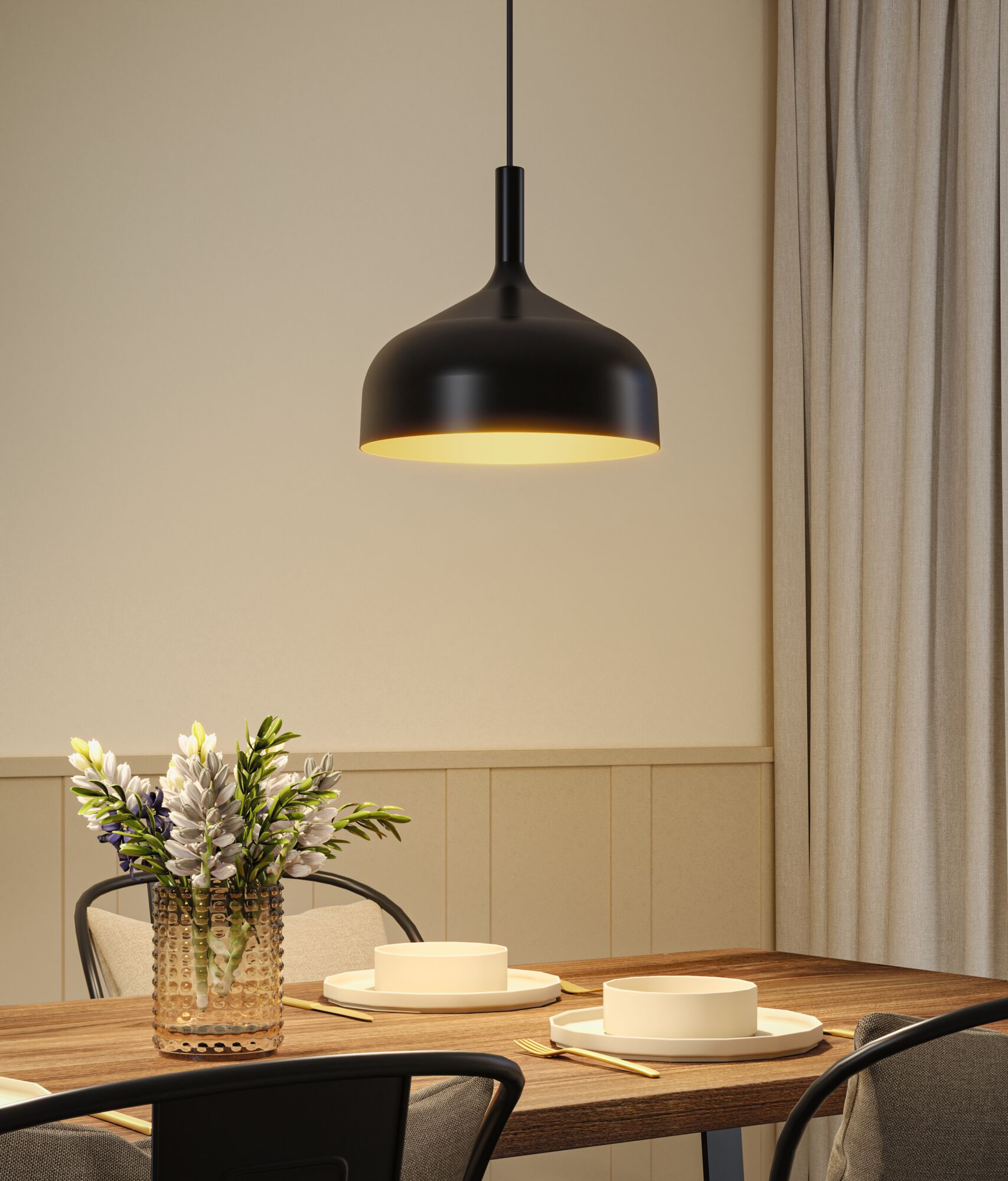 Eine schwarze Hängelampe beleuchtet einen Holztisch mit Tellern, Schüsseln und einer Blumenvase.