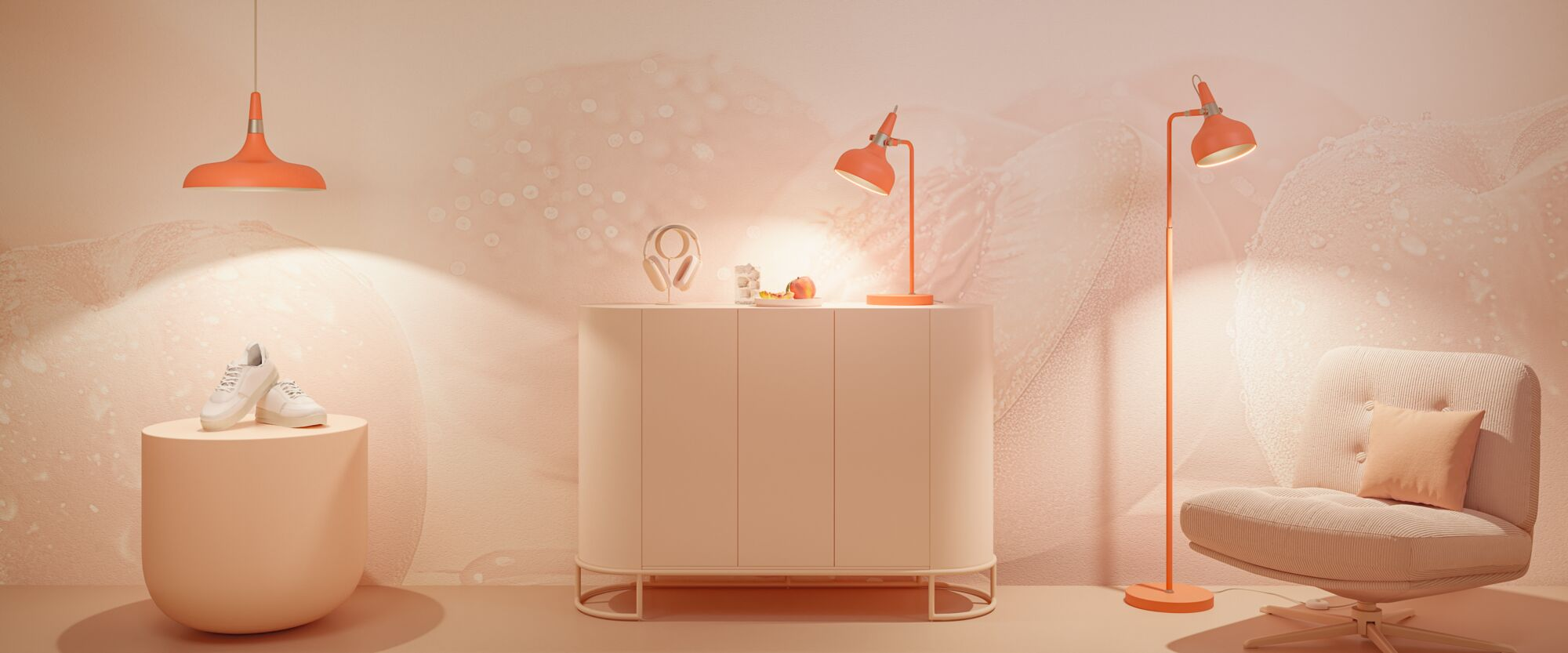 Ein pastellfarbenes, monokromes Pfirsichzimmer mit Schrank, Tischlampe, Stehlampe, Sessel und Turnschuhen.