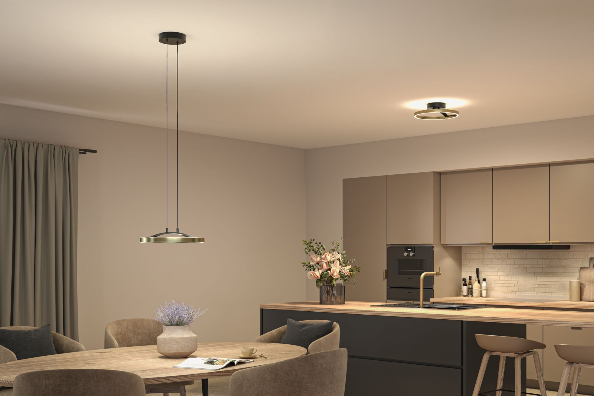Moderne Küche mit Holztisch, Stühlen, Pendelleuchte und integrierten Schränken im warmen Beige.