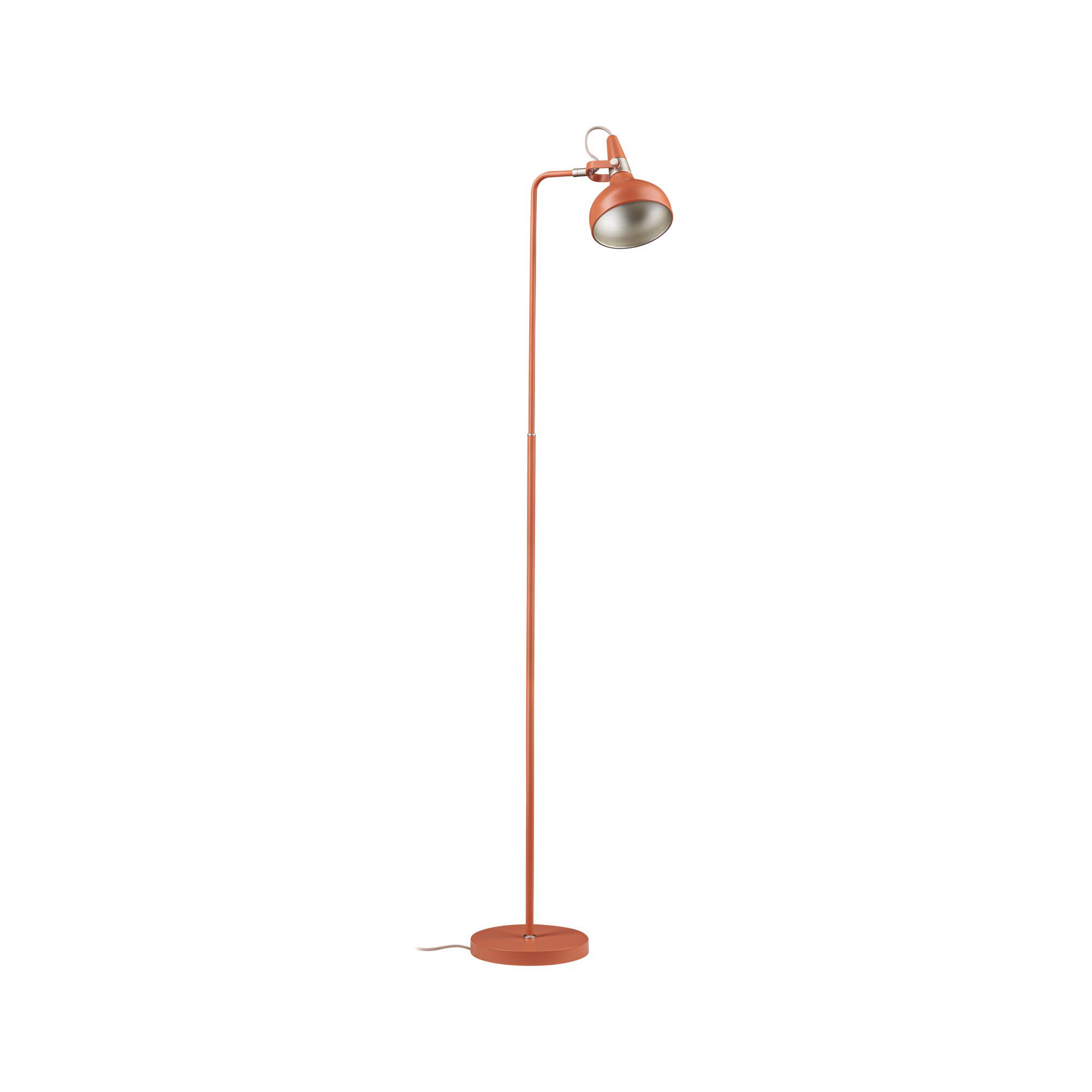 Eine elegante, terracottafarbene Stehlampe mit rundem Sockel und verstellbarem Leuchtkopf auf weißem Hintergrund.