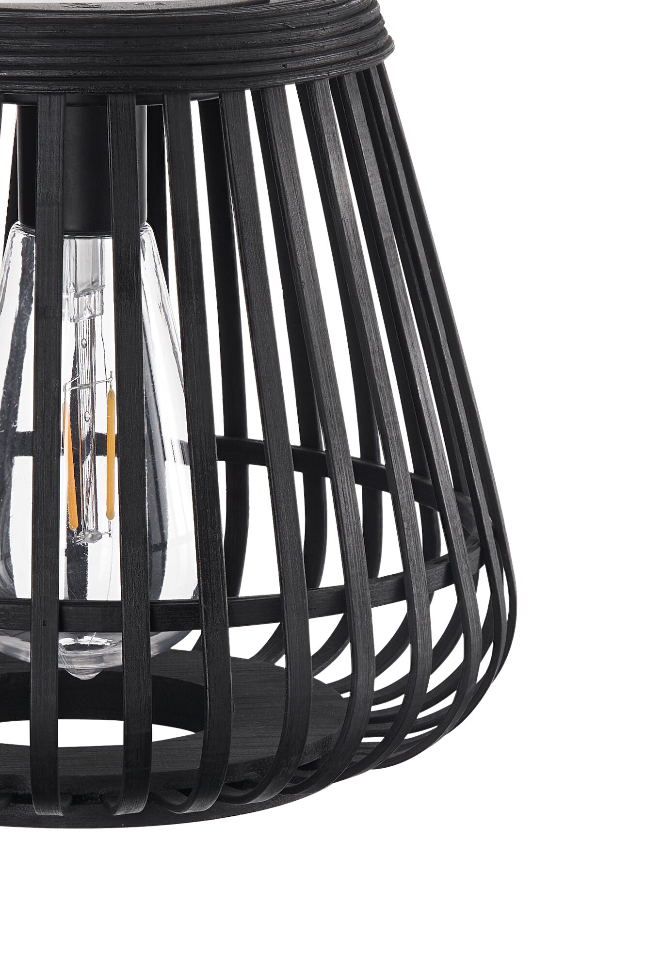 Czarny drewniany abażur z listewek z widoczną przezroczystą żarówką LED w środku, na białym tle.