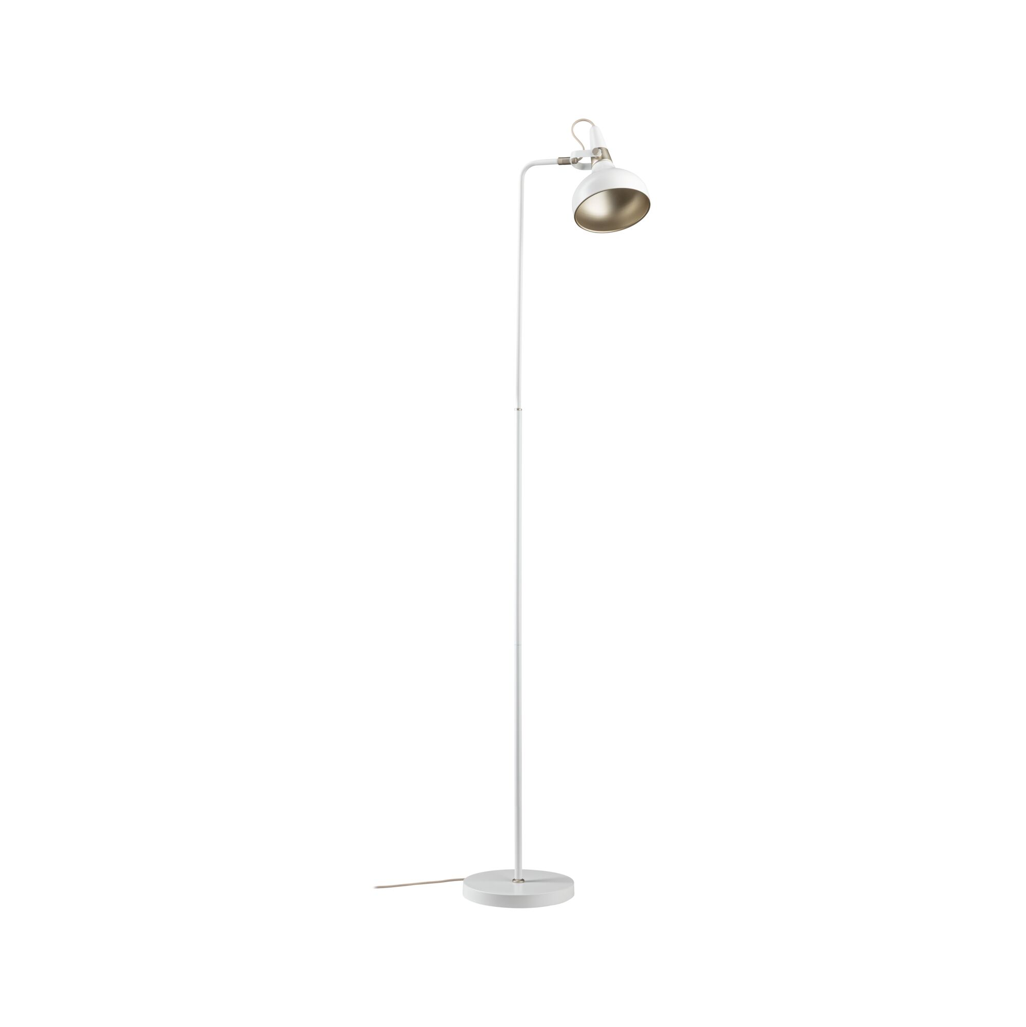 Eine weiße Stehlampe mit dünnem Metallständer, rundem Fuß und verstellbarem Schirm mit goldener Innenseite.