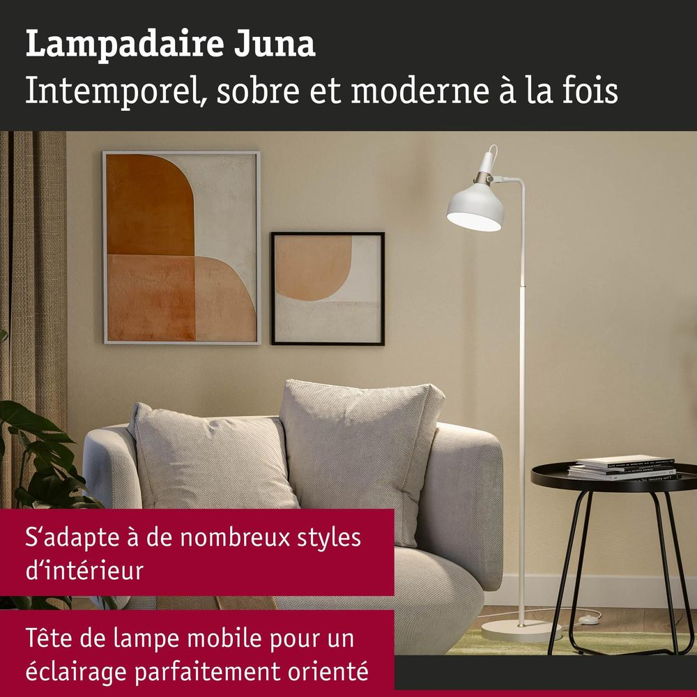 Eine weiße Stehlampe neben einem grauen Sessel in einem modernen Wohnzimmer.