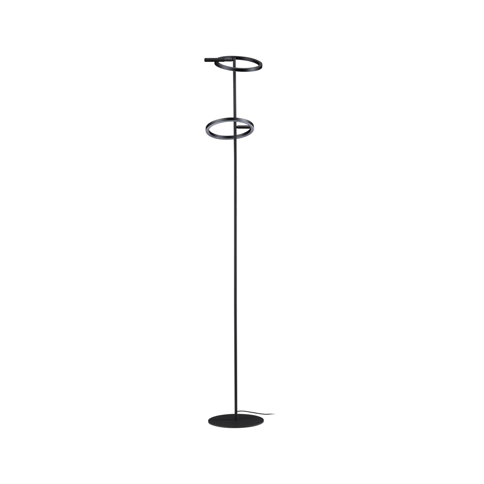 Eine schlanke schwarze Stehlampe mit zwei horizontalen Ringelementen am oberen Stab auf weißem Hintergrund.