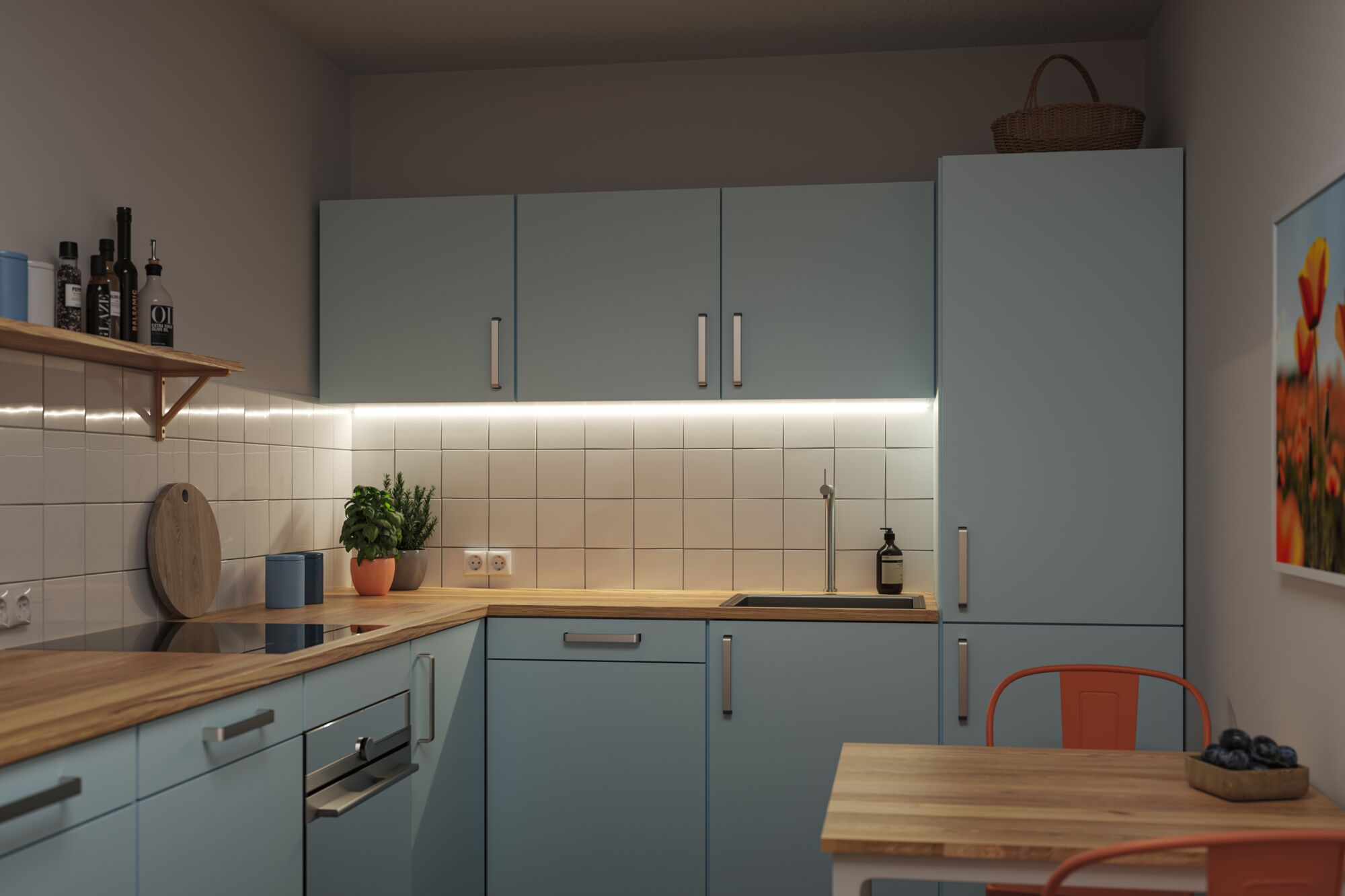 Moderne Küche mit hellblauen Schränken, Holzarbeitsplatten und weißem Fliesenspiegel, beleuchtet mit warmem Licht.