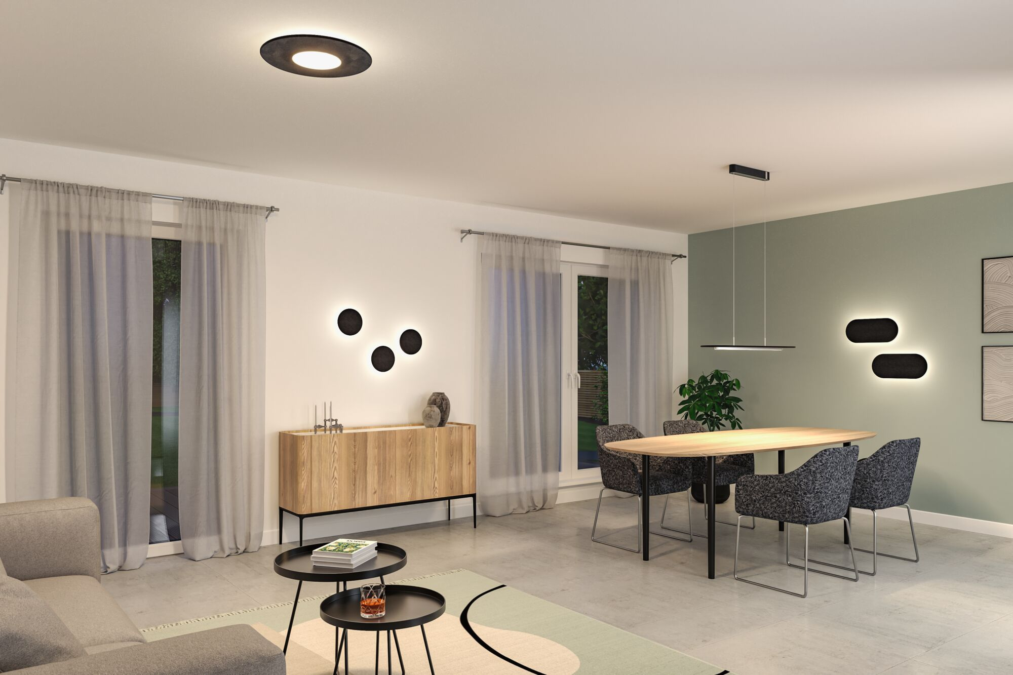 Moderne Wohn- und Esszimmereinrichtung mit Holzesstisch, grauen Sesseln und Beleuchtung.
