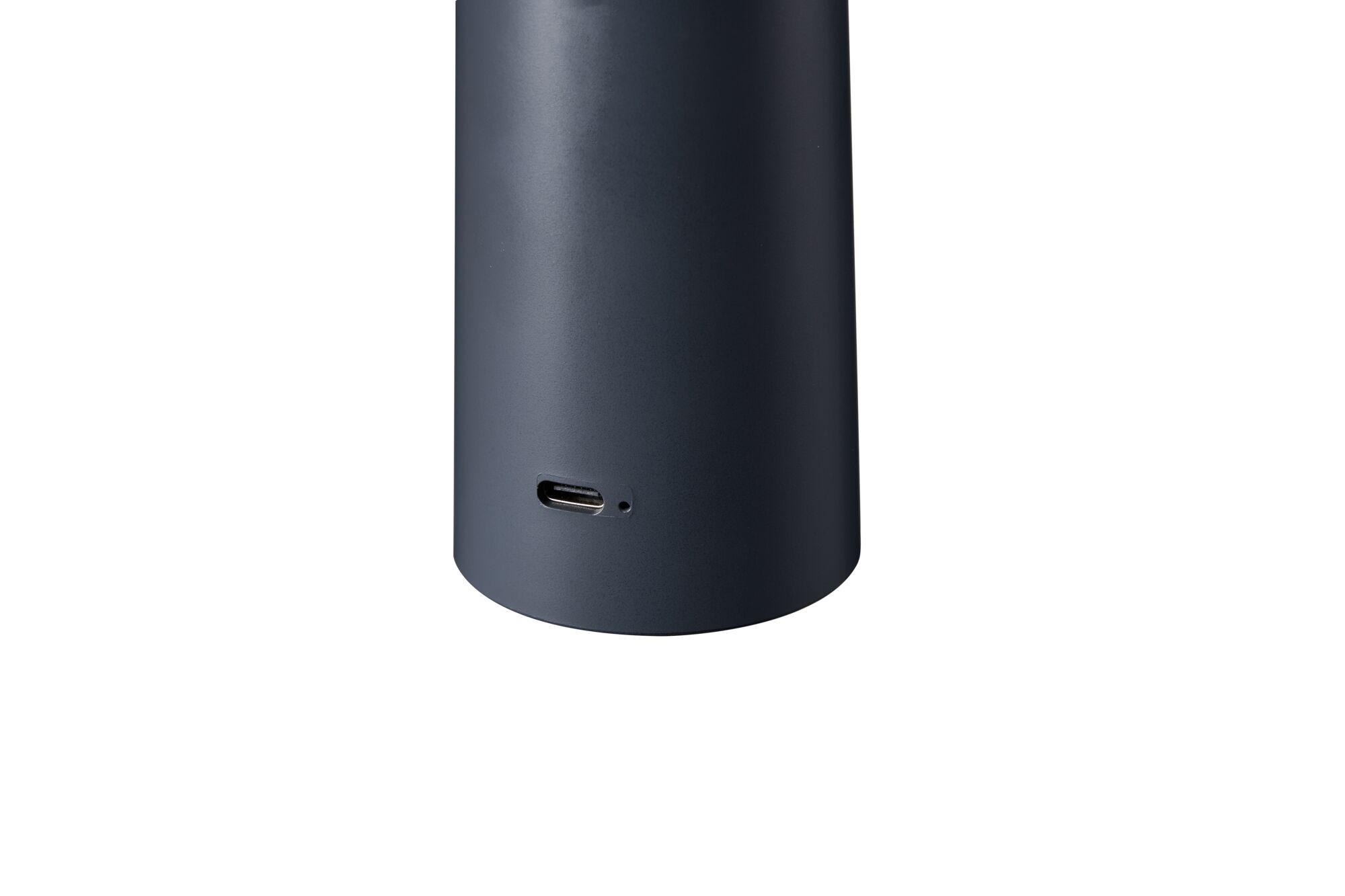 Unterer Teil eines dunklen zylindrischen Geräts mit einem USB-C-Anschluss.