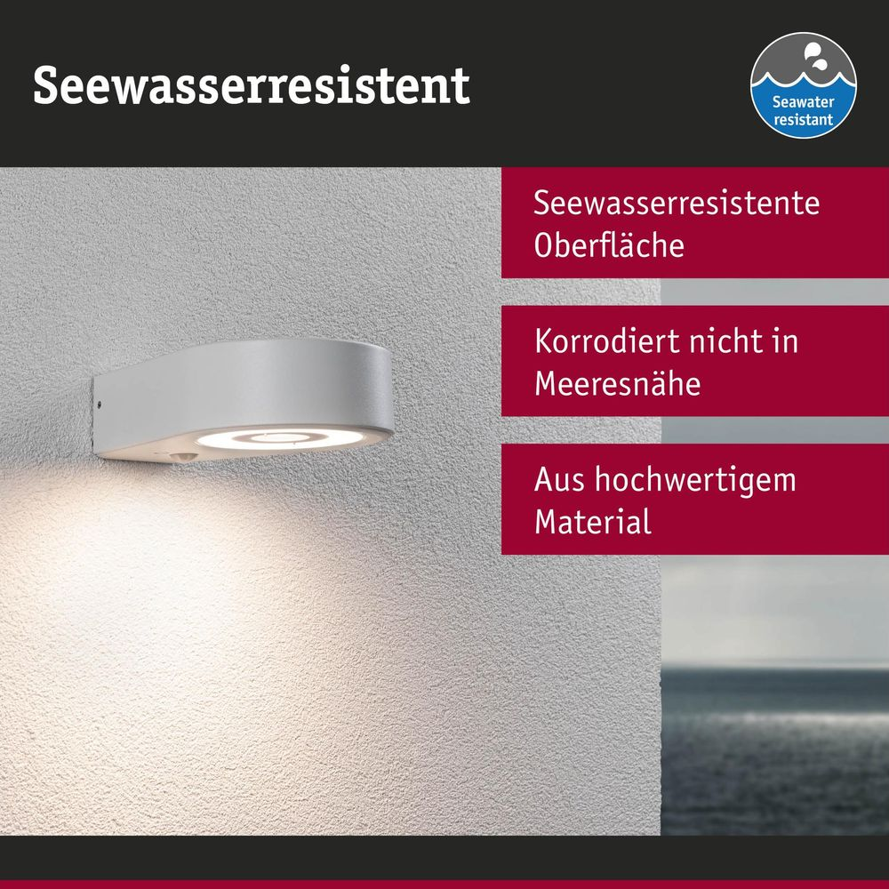 Odporna na słoną wodę lampa zewnętrzna na ścianie z widokiem na morze w tle.