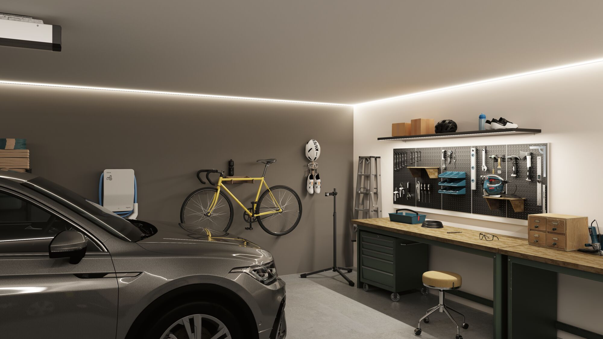 Gut beleuchtete Garage mit grauem Auto, gelbem Fahrrad an der Wand, Werkbank mit Werkzeugtafel und Hocker.
