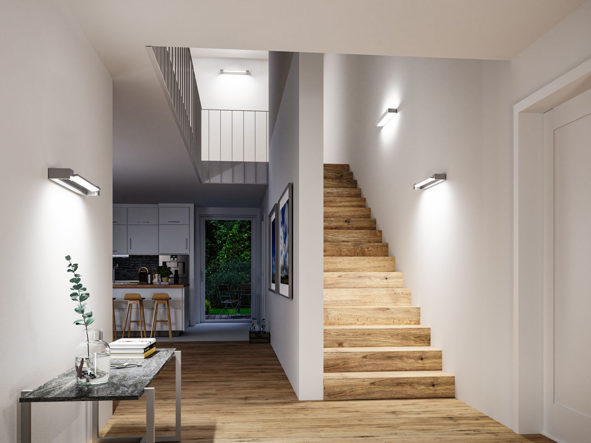 Moderne Eingangshalle mit Holztreppe, Wandleuchten und Blick auf eine Küche und den Garten.
