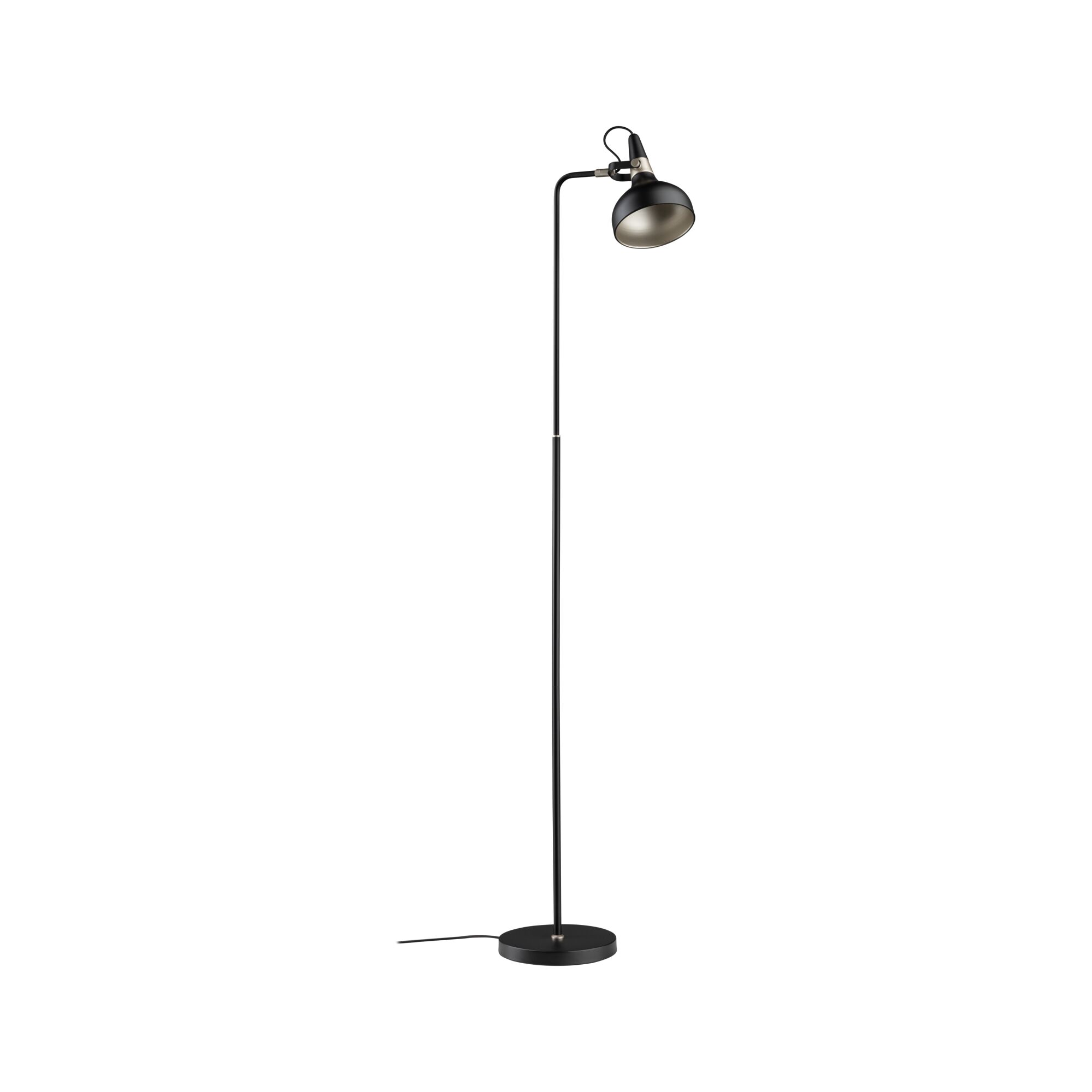 Eine schwarze Stehlampe mit schlankem Stab, rundem Fuß und gebogenem, verstellbarem Lampenschirm vor weißem Hintergrund.