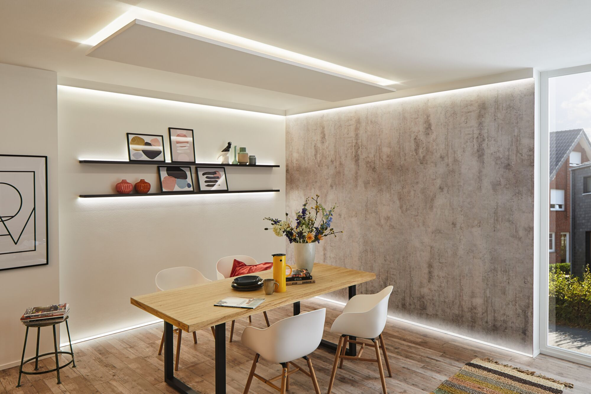 Moderne Esszimmereinrichtung mit Holztisch, weißen Stühlen und indirekter LED-Beleuchtung an Wand und Decke.