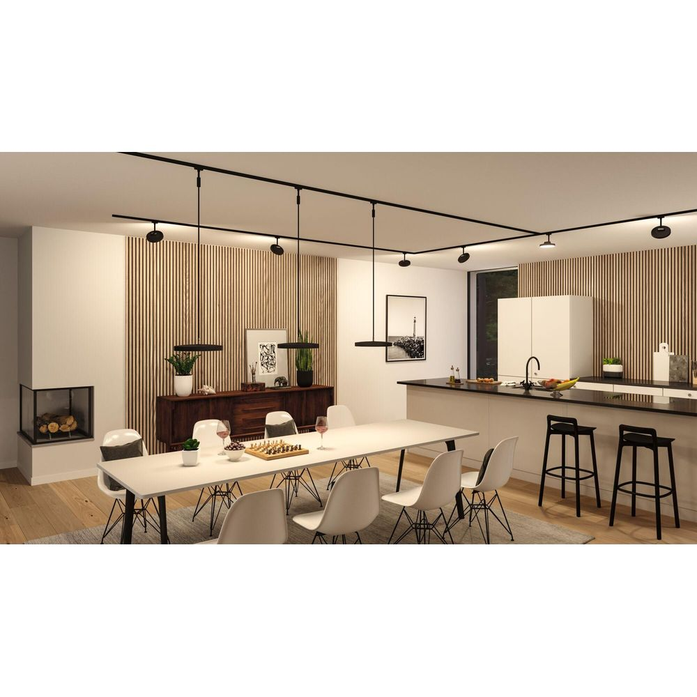 Moderne offene Küche mit großem Esstisch, weißen Stühlen, Holzwand und schwarzen Pendelleuchten.