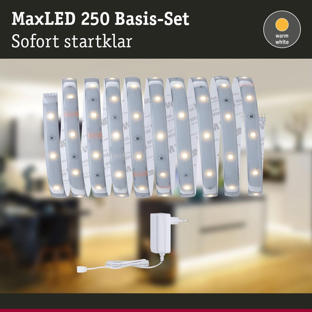 MaxLED 250 Basis-Set in warmweißem Licht mit Netzkabel vor verschwommenem Hintergrund.