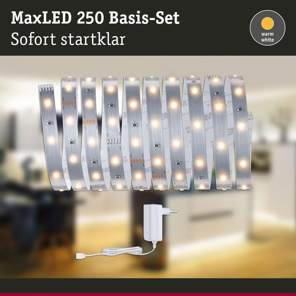 MaxLED 250 Basis-Set mit warmweißen, leuchtenden LED-Streifen und weißem Netzkabel.