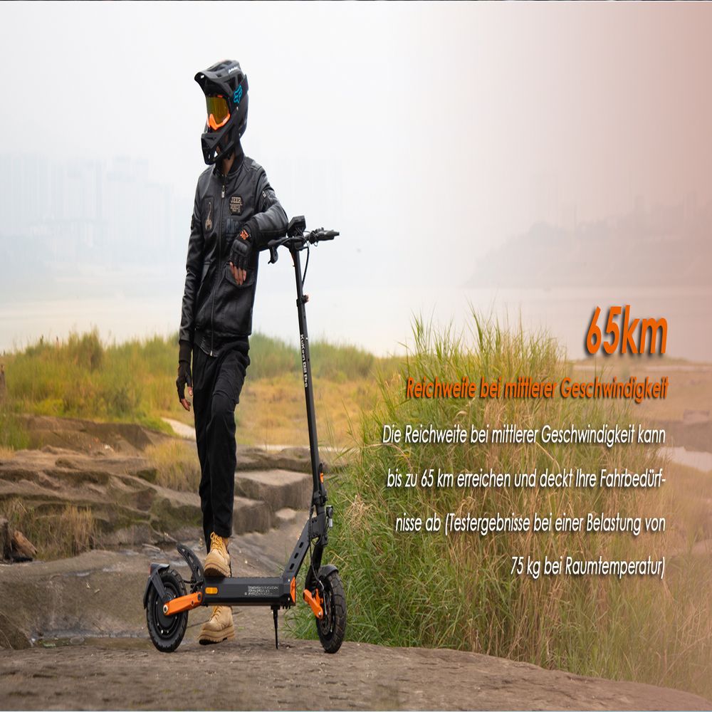 Eine Person mit Helm und Lederjacke posiert im Freien mit einem E-Scooter.