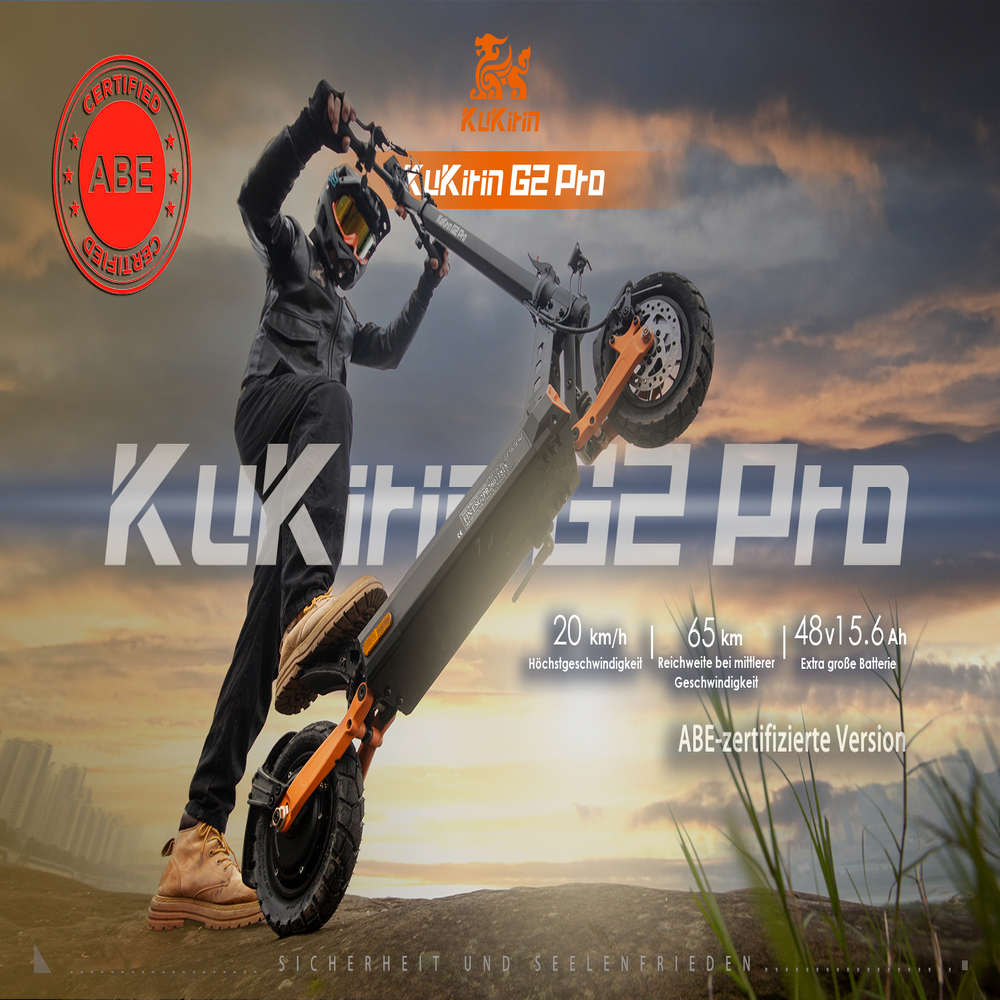 Ein Fahrer in Schutzkleidung macht einen Wheelie mit einem Kukirin G2 Pro E-Scooter bei Sonnenuntergang.